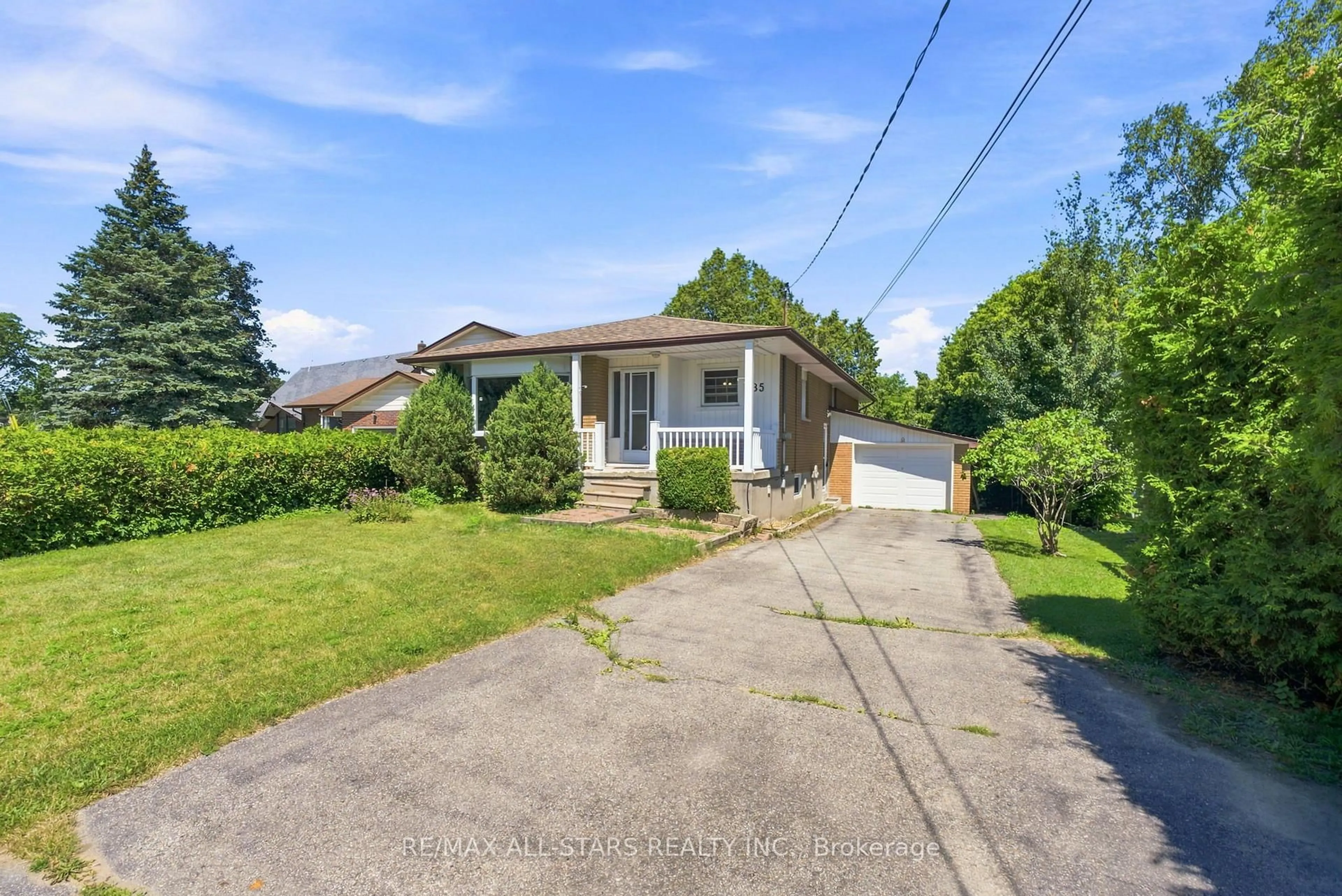 A pic from outside/outdoor area/front of a property/back of a property/a pic from drone, street for 85 Reach St, Uxbridge Ontario L9P 1K4
