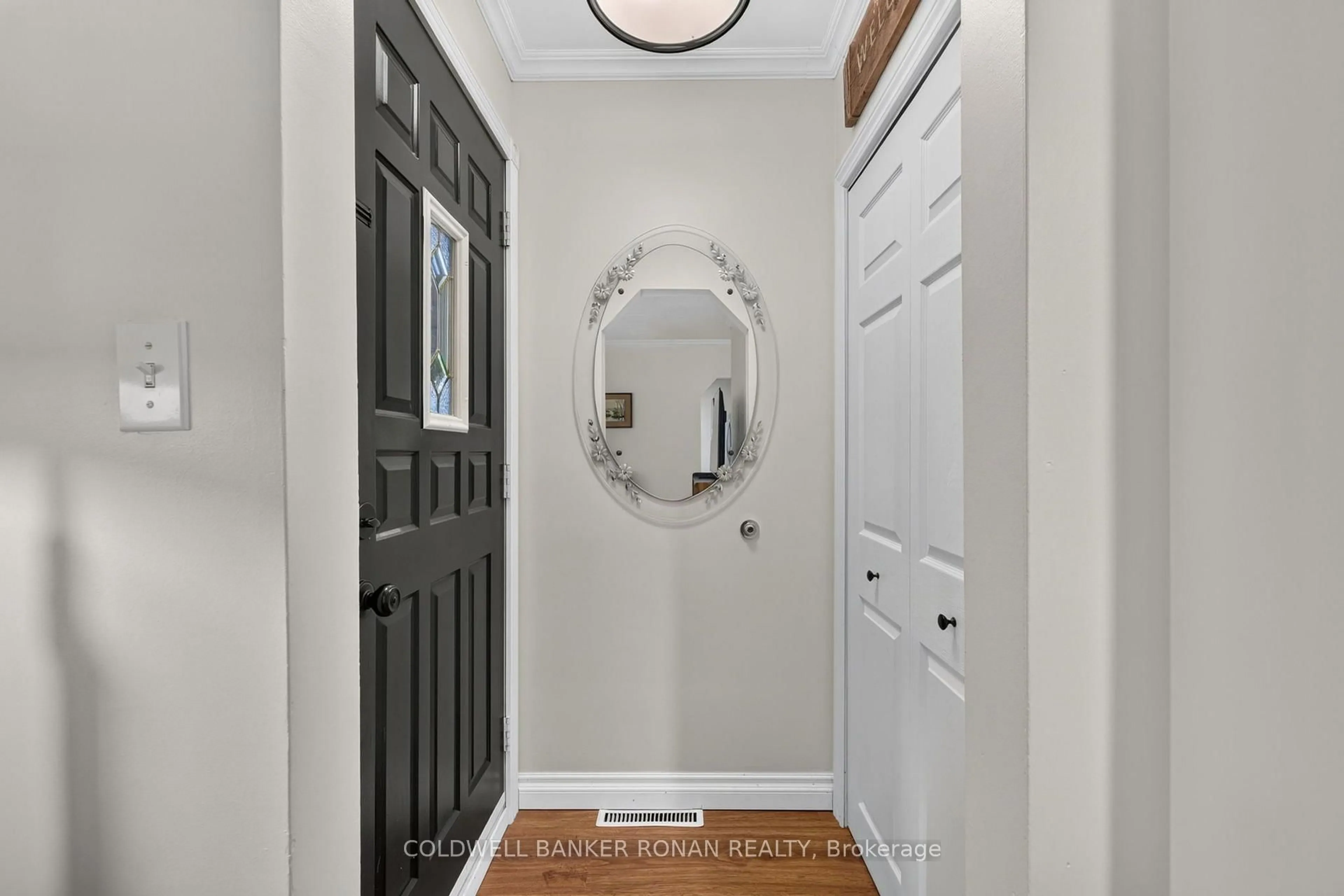 Indoor entryway for 4 Richmond St, New Tecumseth Ontario L0G 1W0