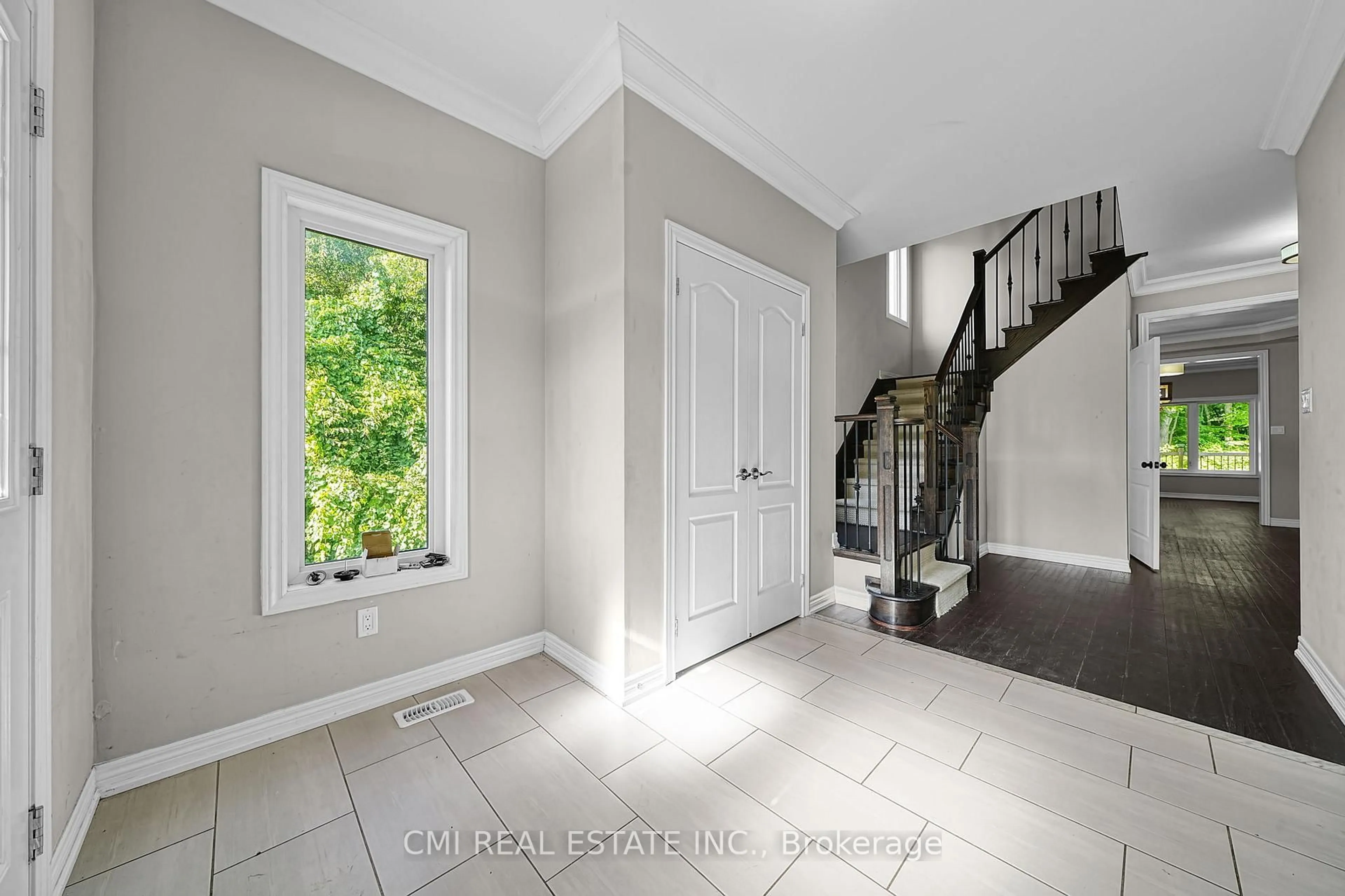 Indoor entryway for 21 Scotia Rd, Georgina Ontario L0E 1R0