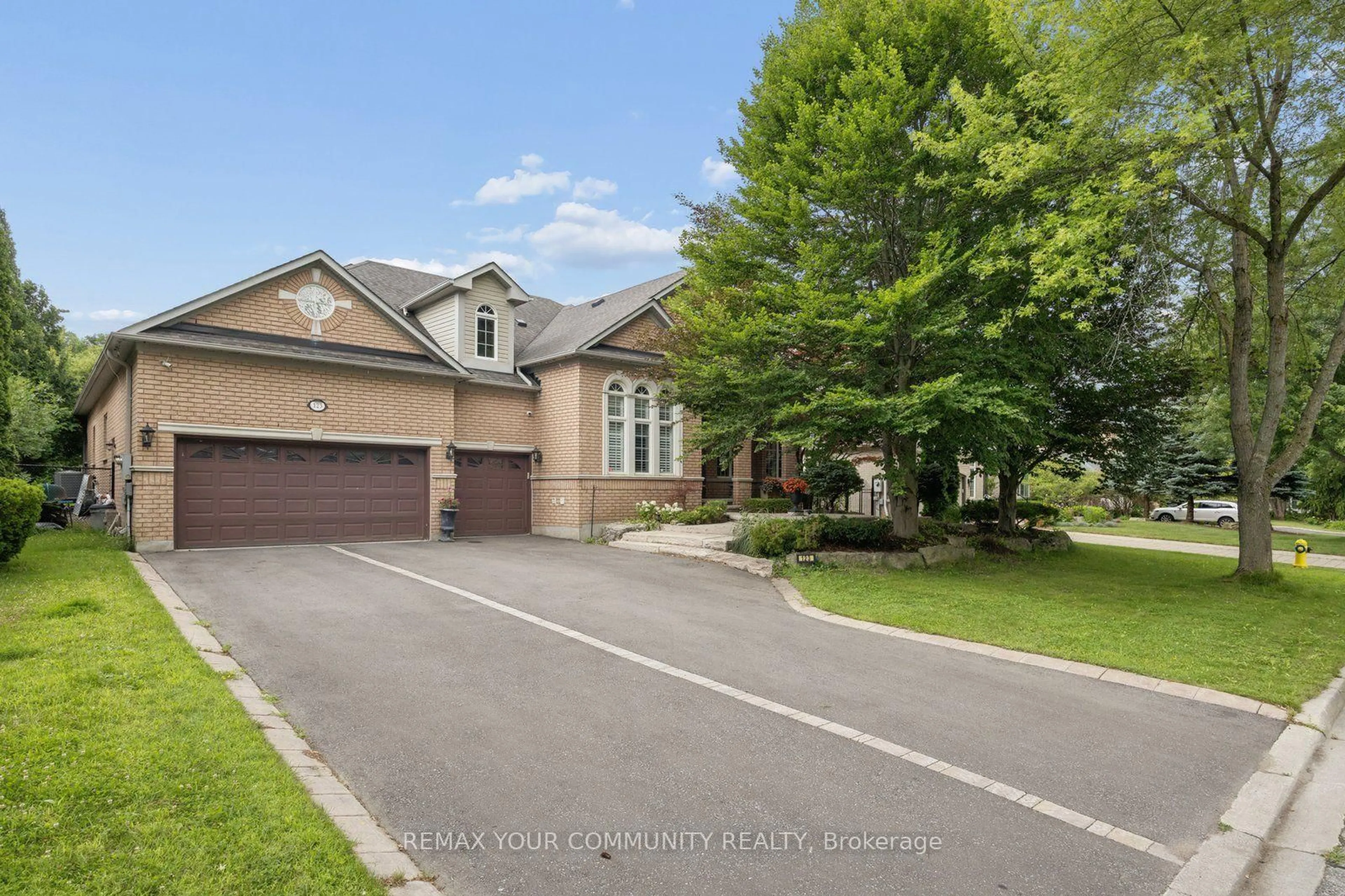 A pic from outside/outdoor area/front of a property/back of a property/a pic from drone, street for 123 Laurentian Blvd, Vaughan Ontario L6A 2V8
