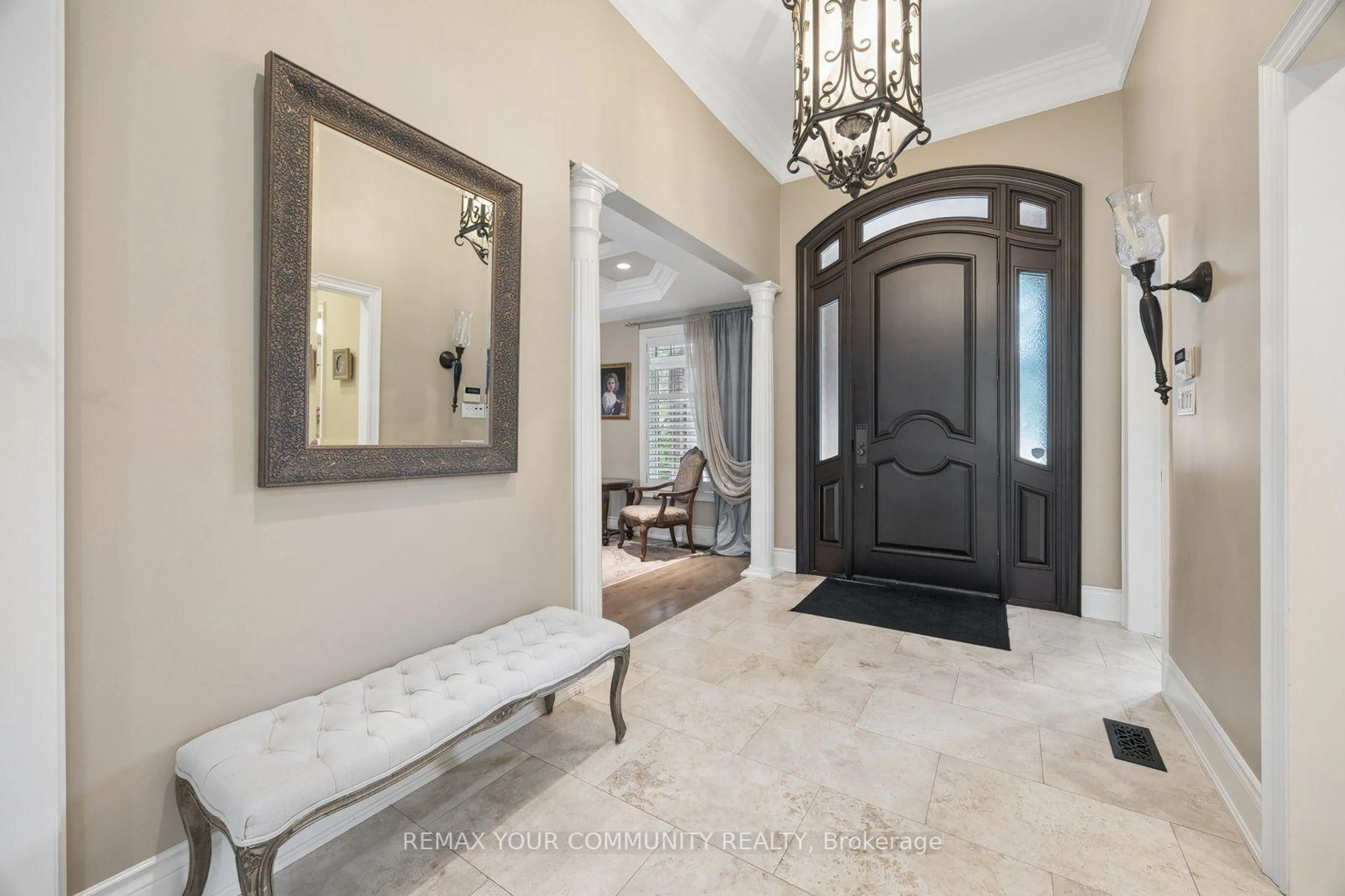 Indoor entryway for 123 Laurentian Blvd, Vaughan Ontario L6A 2V8