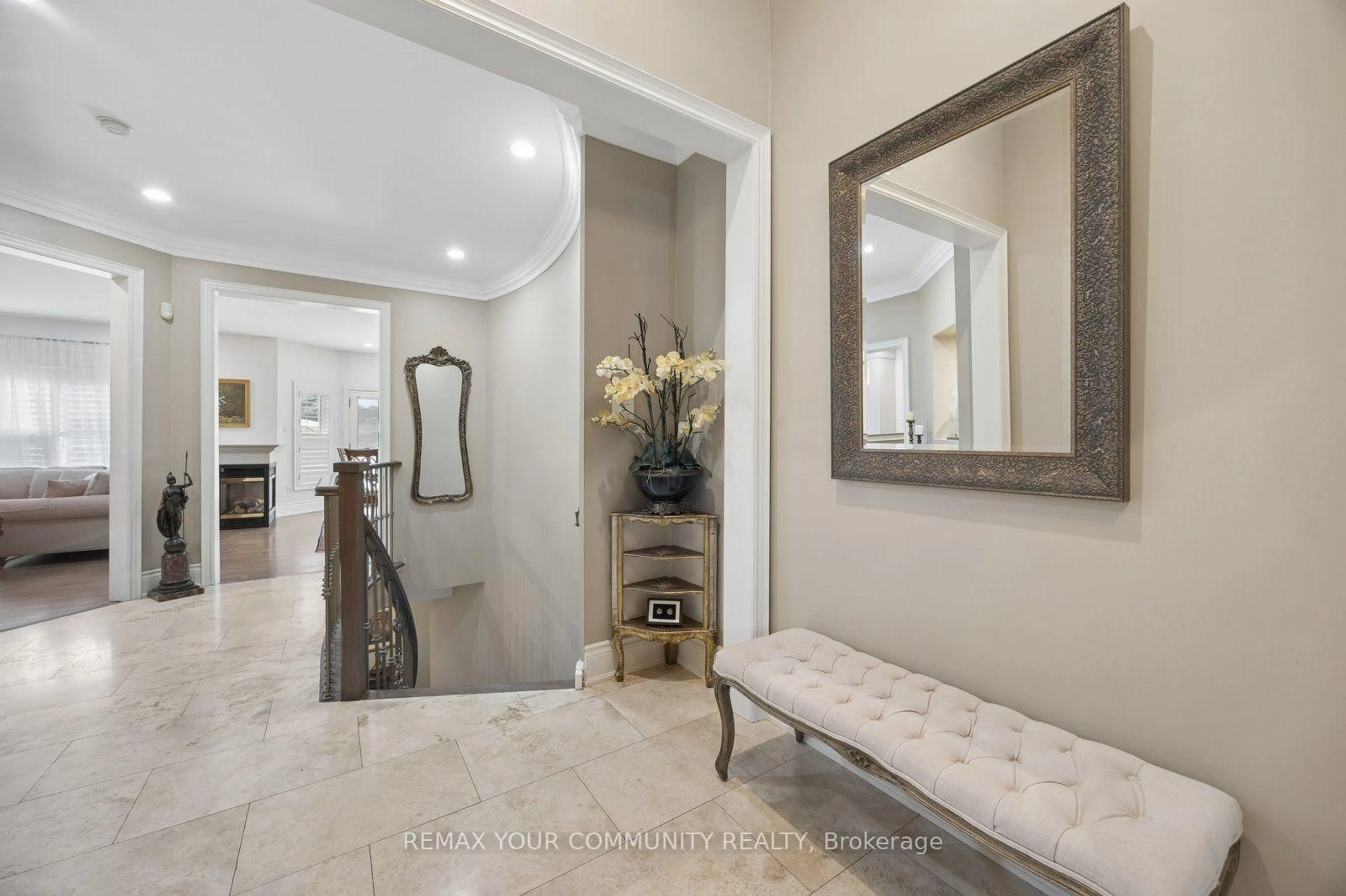 Indoor entryway for 123 Laurentian Blvd, Vaughan Ontario L6A 2V8