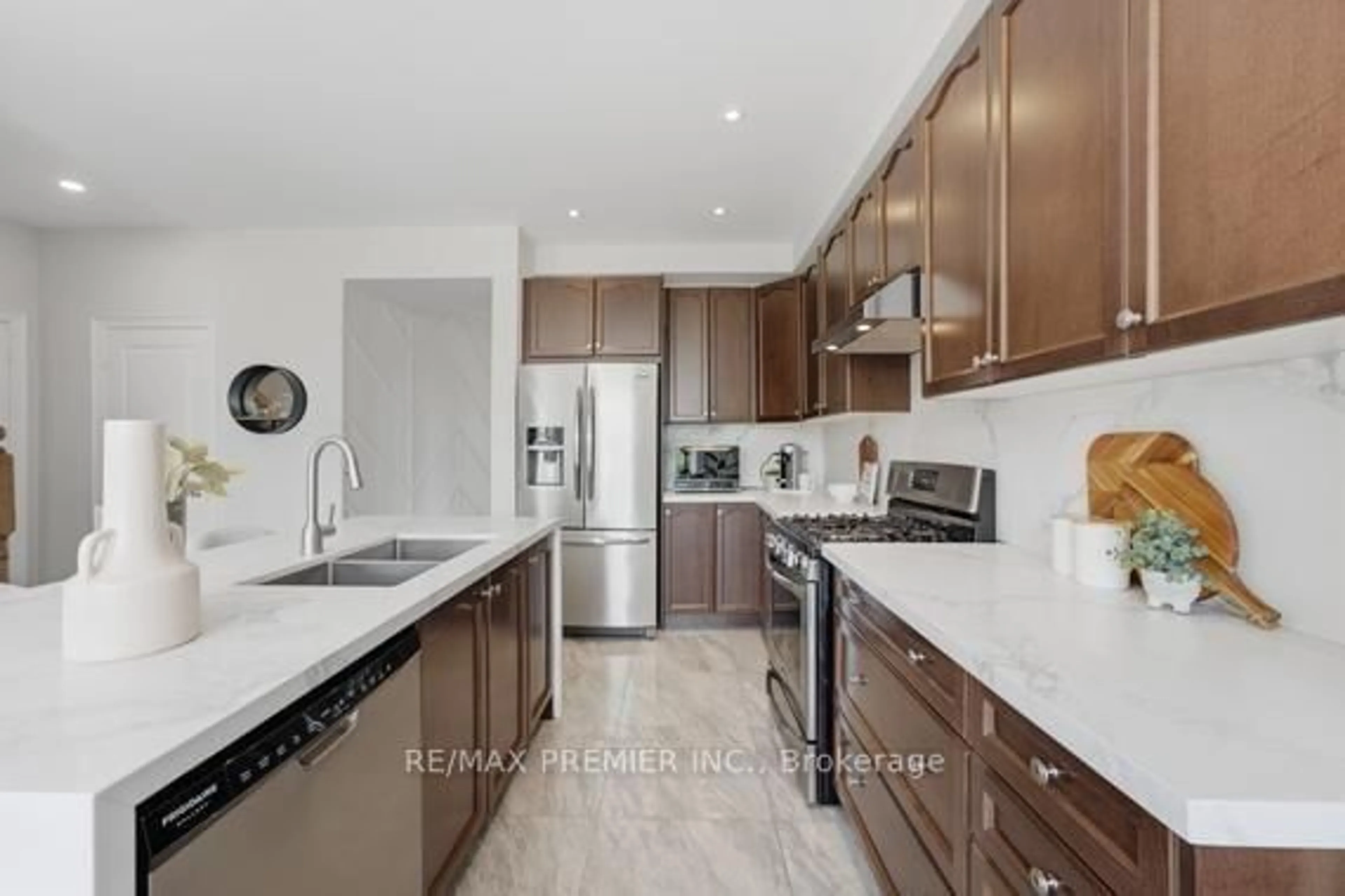 Open concept kitchen, ceramic/tile floor for 2 Tremblant Cres, Vaughan Ontario L4H 4L2