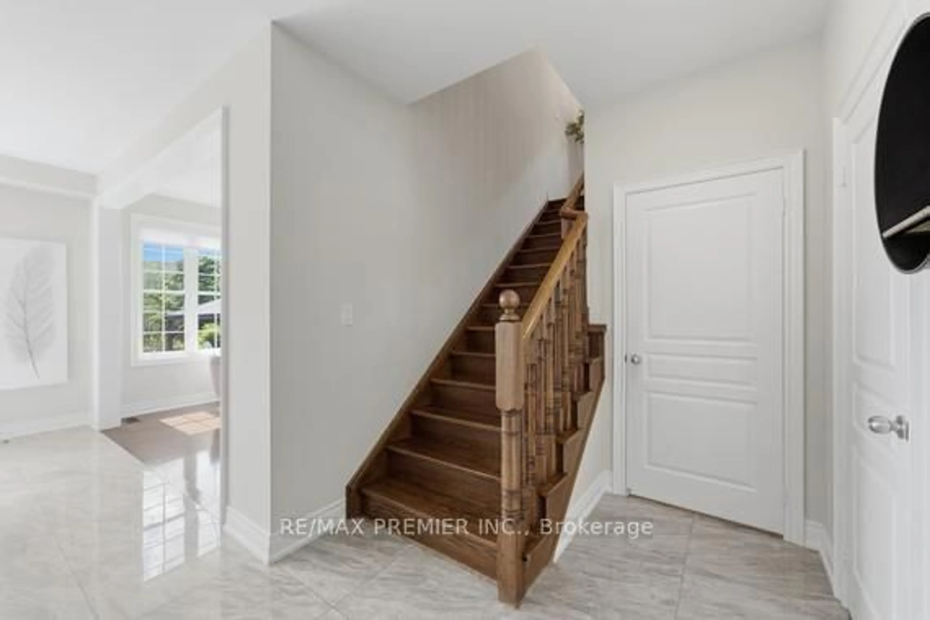Indoor entryway for 2 Tremblant Cres, Vaughan Ontario L4H 4L2