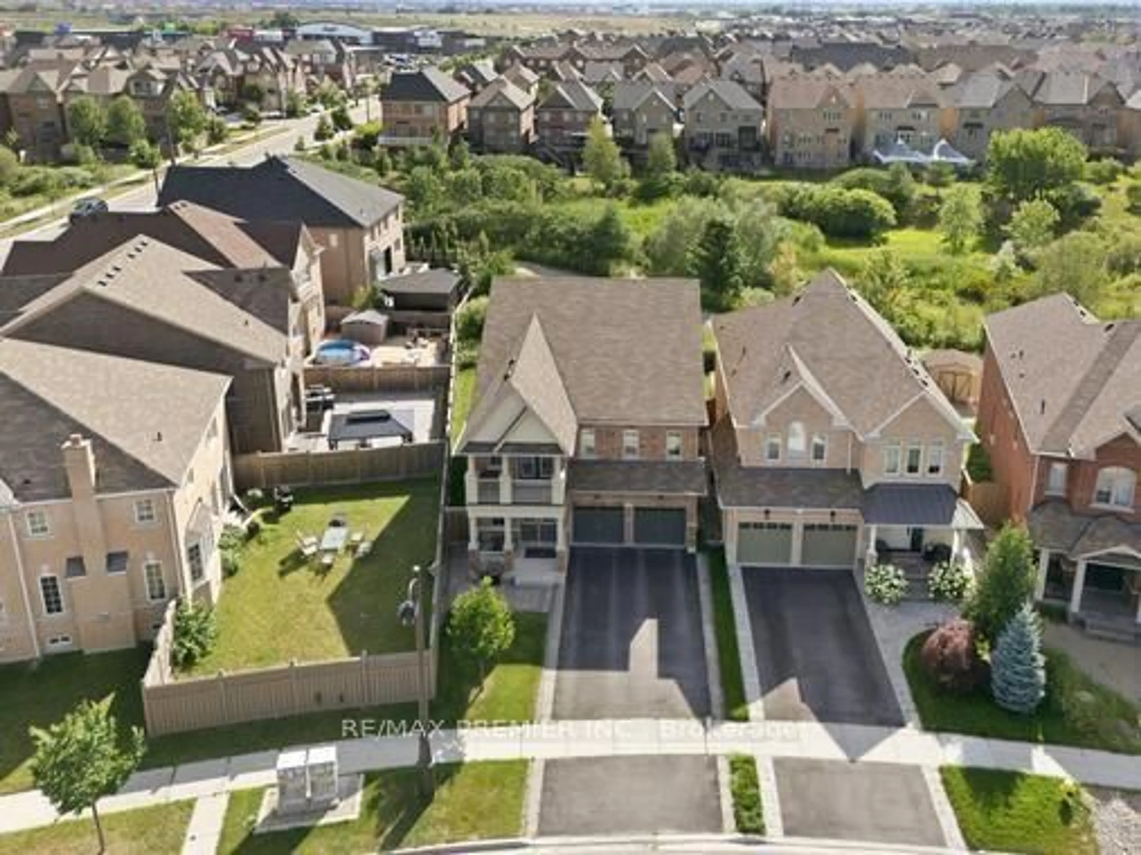 A pic from outside/outdoor area/front of a property/back of a property/a pic from drone, street for 2 Tremblant Cres, Vaughan Ontario L4H 4L2