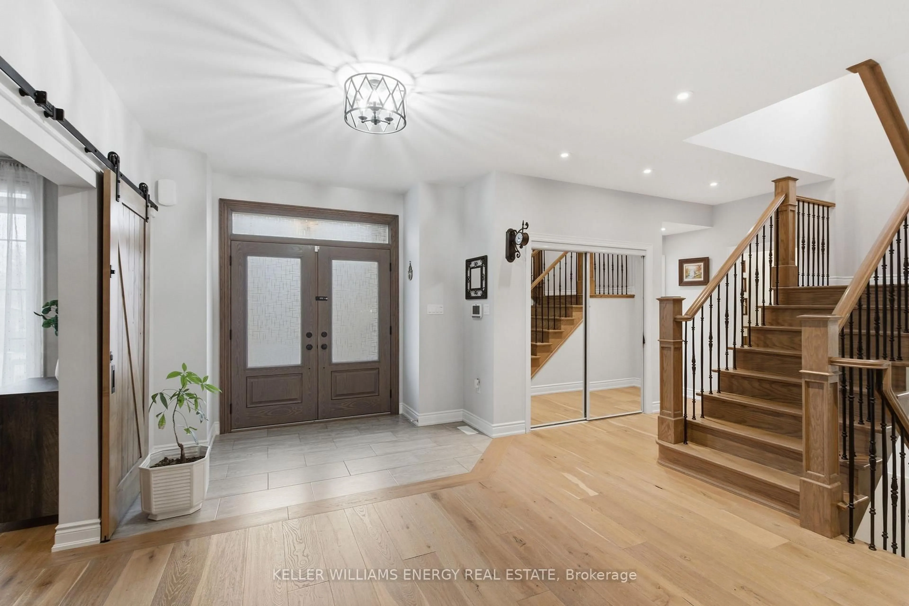 Indoor entryway for 199A South Channel Dr, Georgina Ontario L4P 2N4