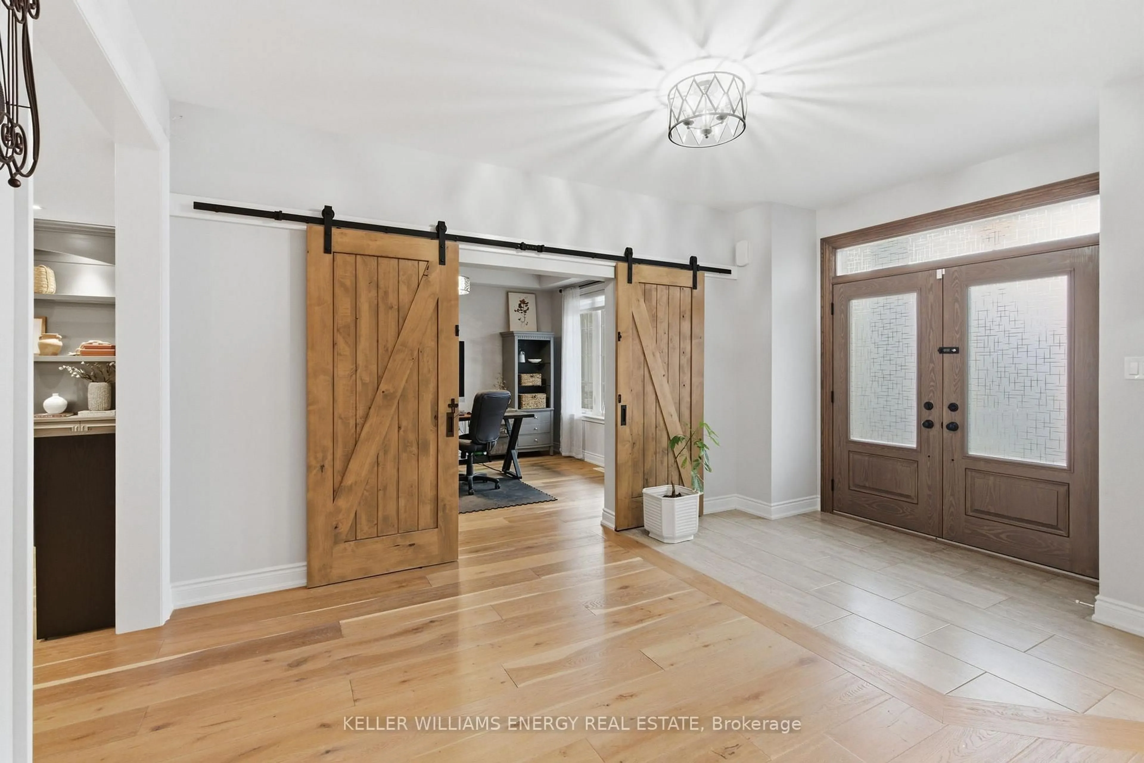 Indoor entryway for 199A South Channel Dr, Georgina Ontario L4P 2N4