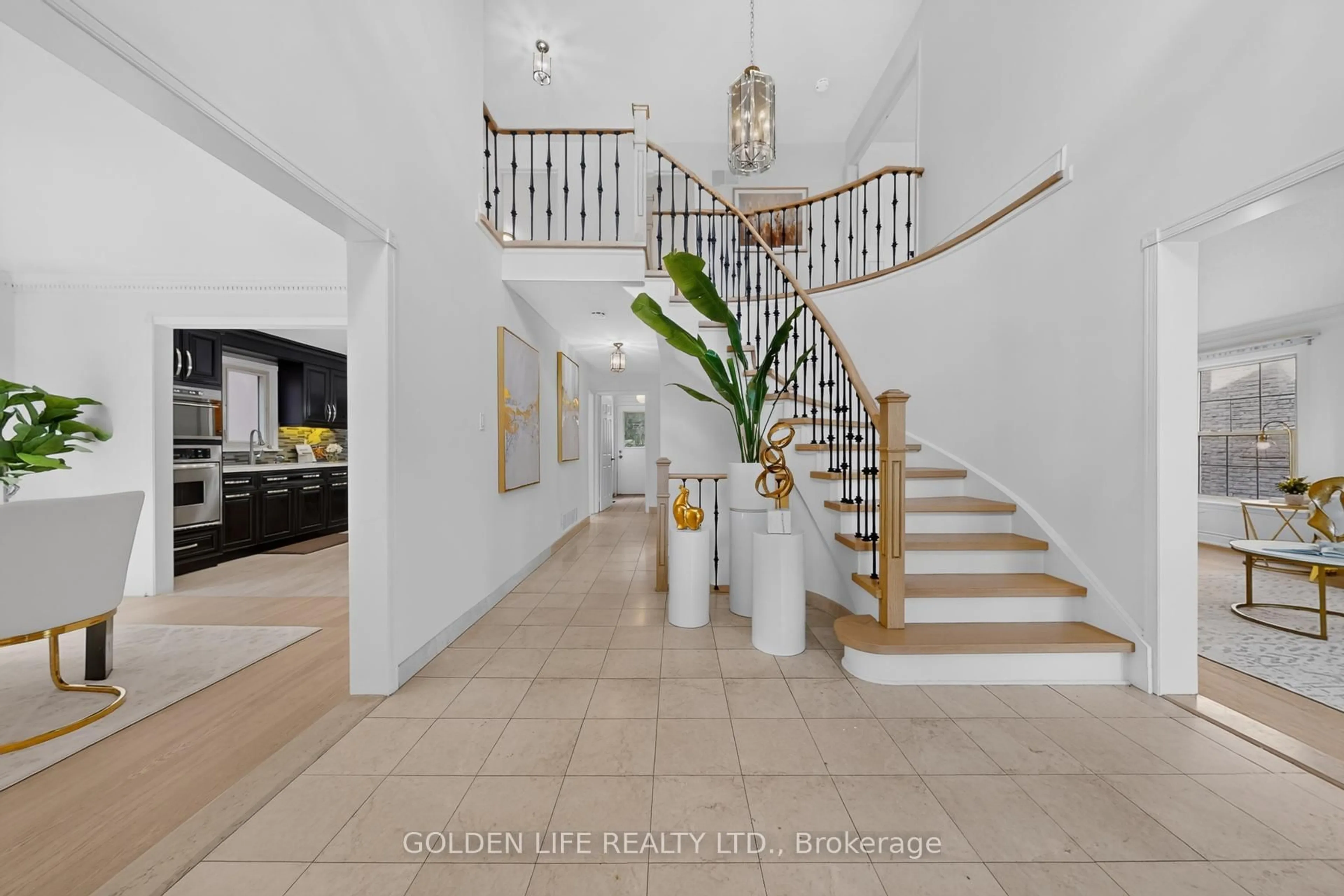 Indoor foyer for 186 Carlton Rd, Markham Ontario L3R 3L8