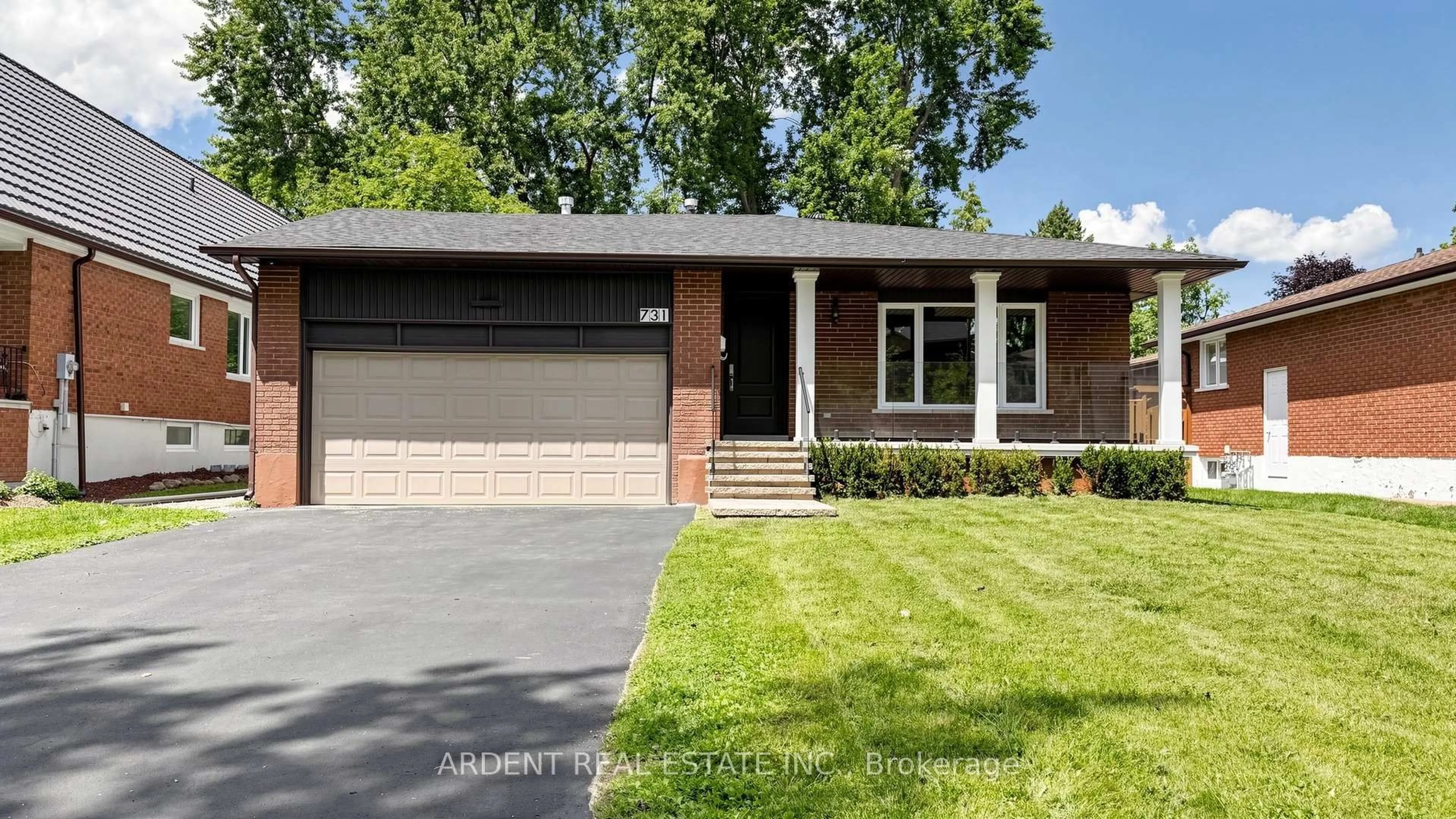 Home with brick exterior material, street for 731 Allan Ave, Newmarket Ontario L3Y 1H7
