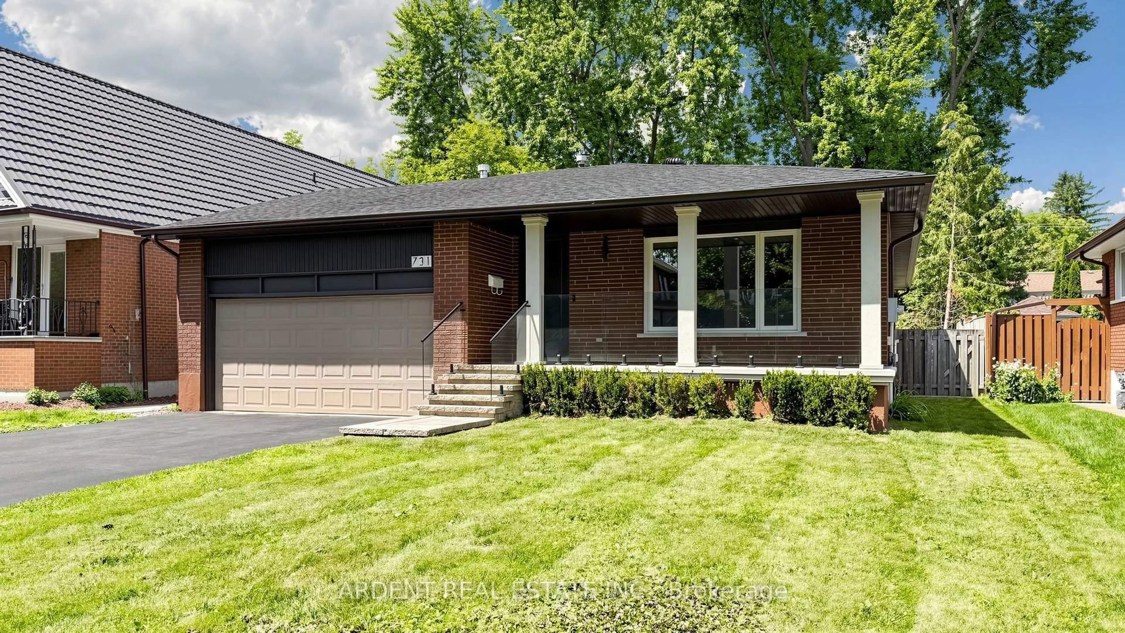 Home with brick exterior material, street for 731 Allan Ave, Newmarket Ontario L3Y 1H7