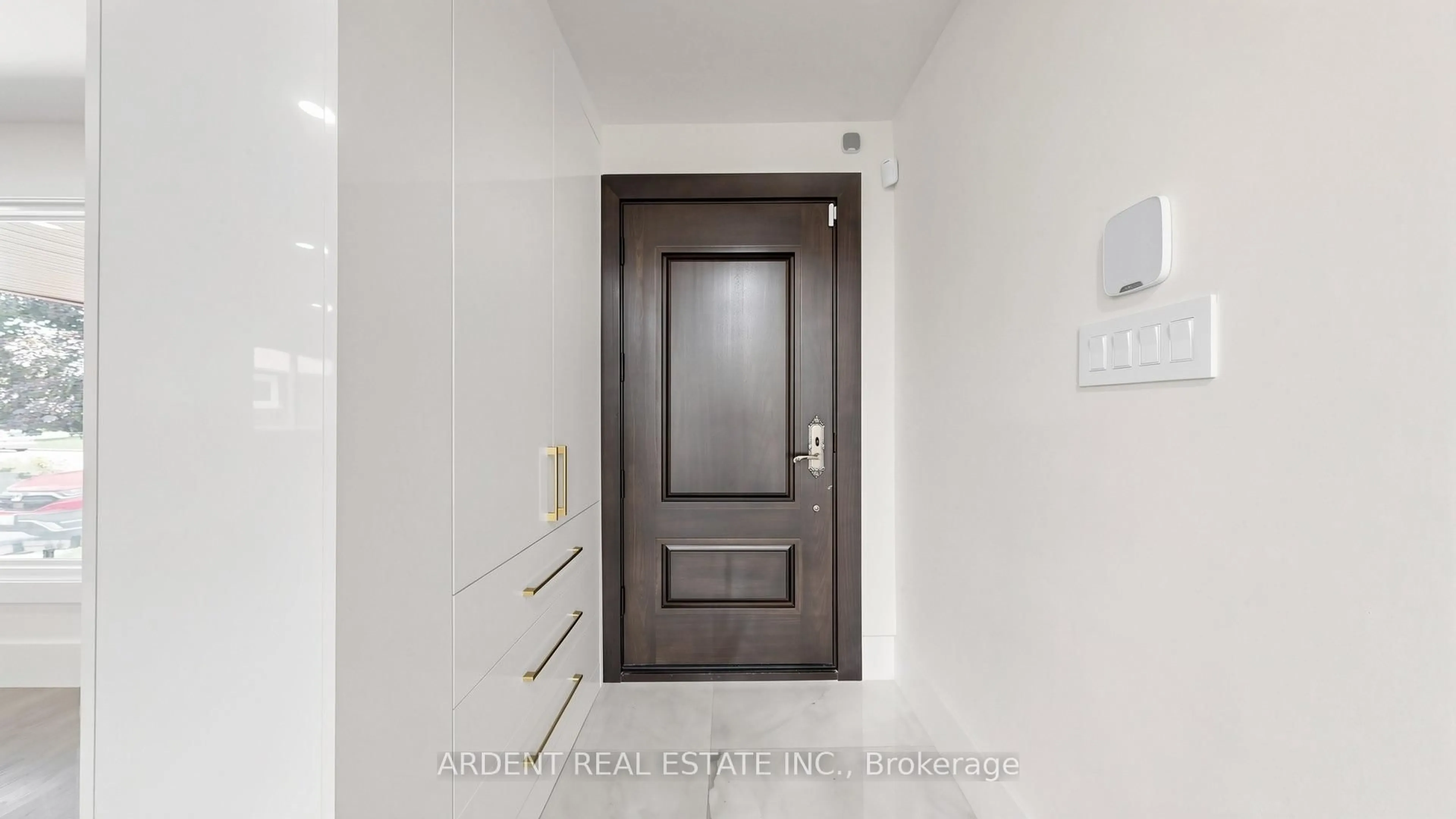 Indoor entryway for 731 Allan Ave, Newmarket Ontario L3Y 1H7