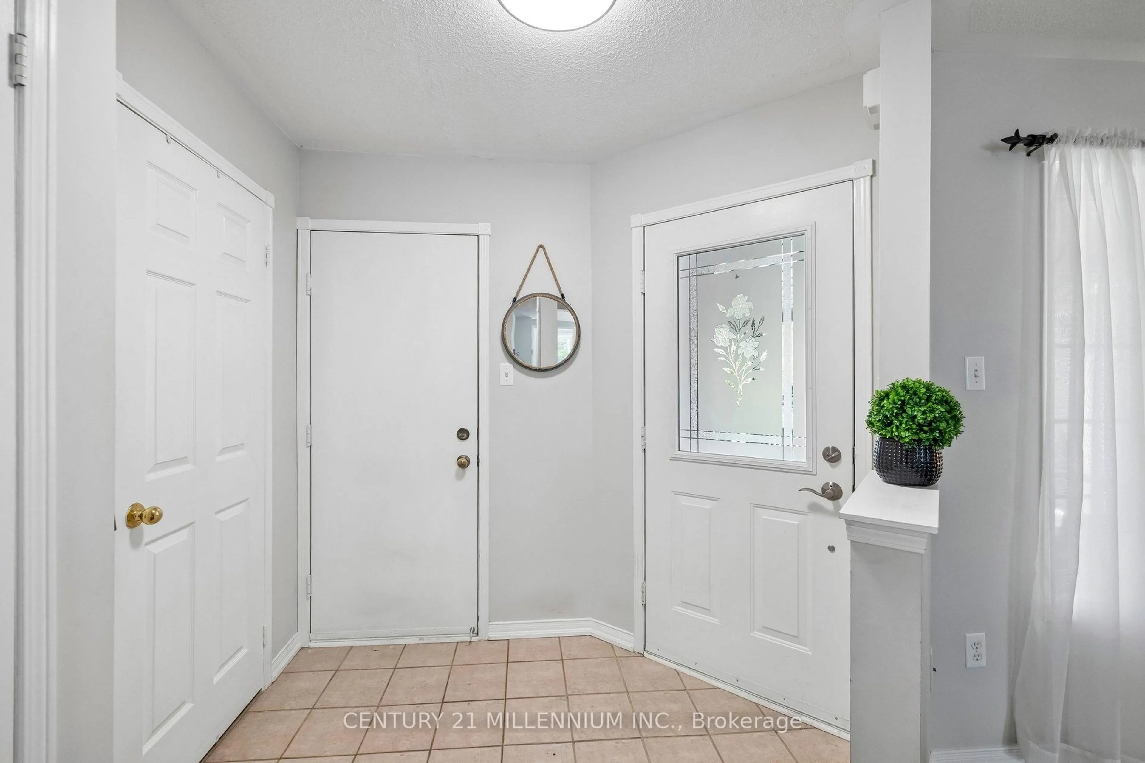 Indoor entryway for 116 Woodroof Cres, Aurora Ontario L4G 7H3