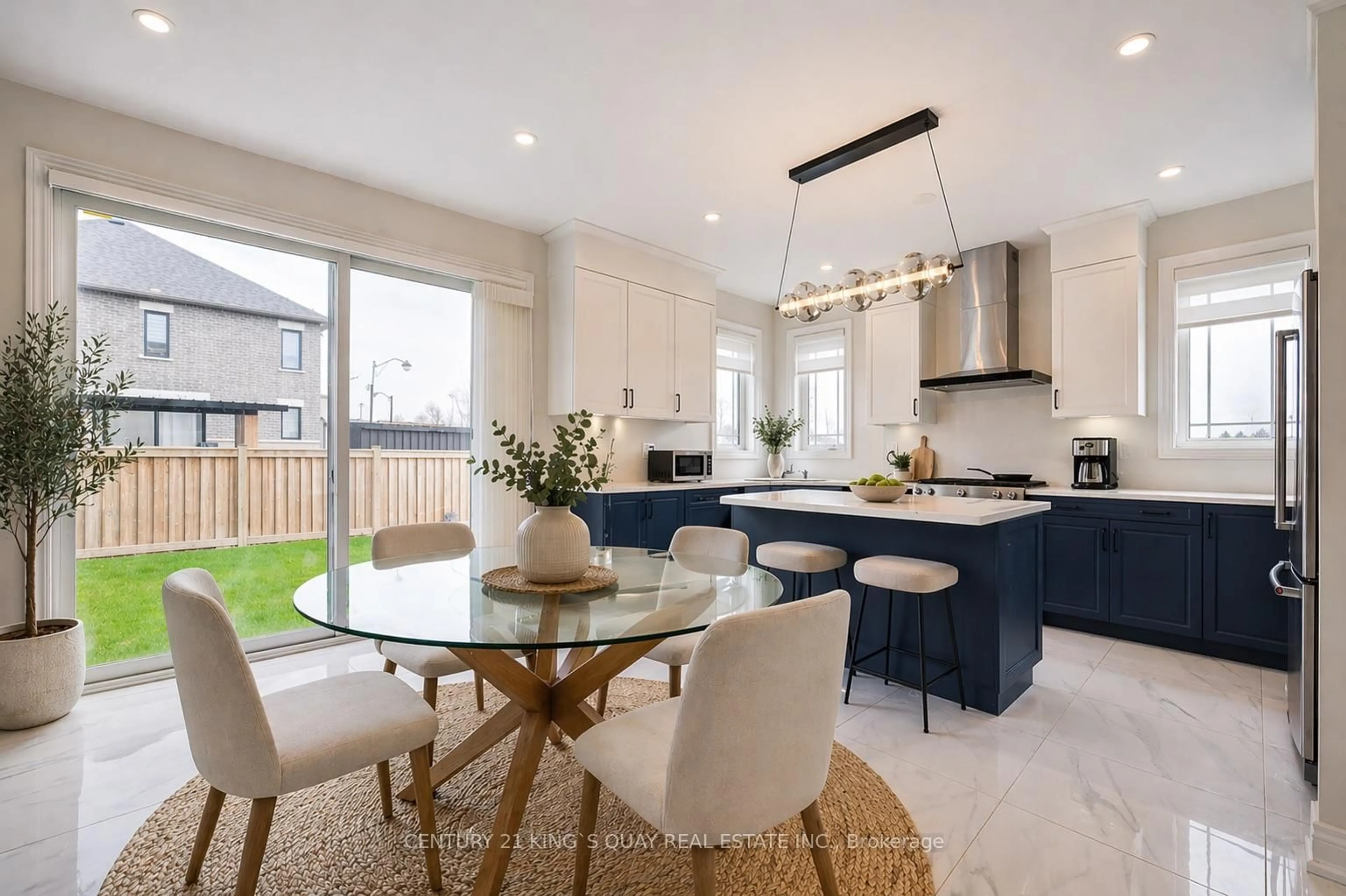 Open concept kitchen, unknown for 376 Seaview Hts, East Gwillimbury Ontario L9N 0Y5