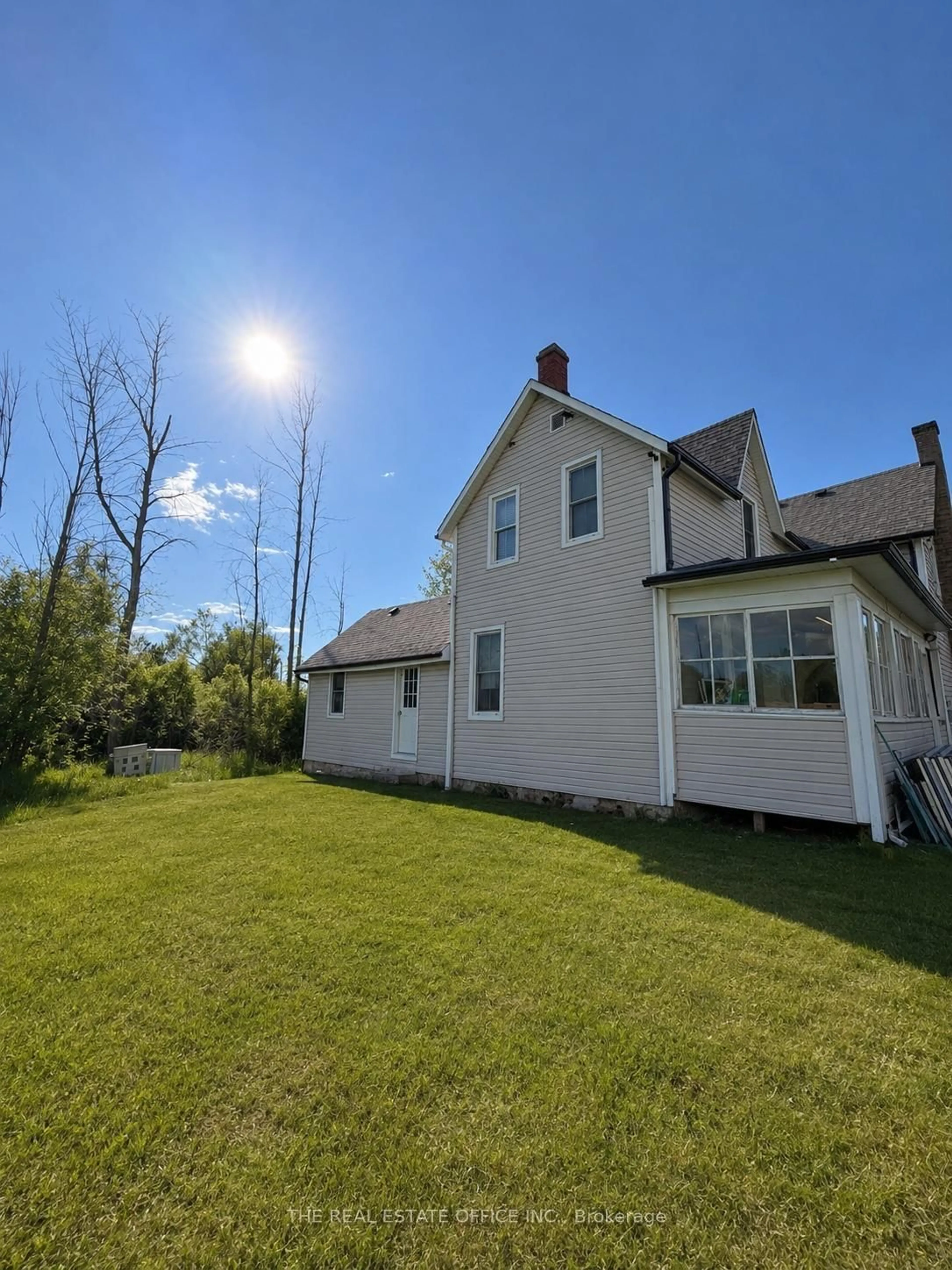A pic from outside/outdoor area/front of a property/back of a property/a pic from drone, building for 43 Clovelly Cove Rd, Georgina Ontario L0E 1N0