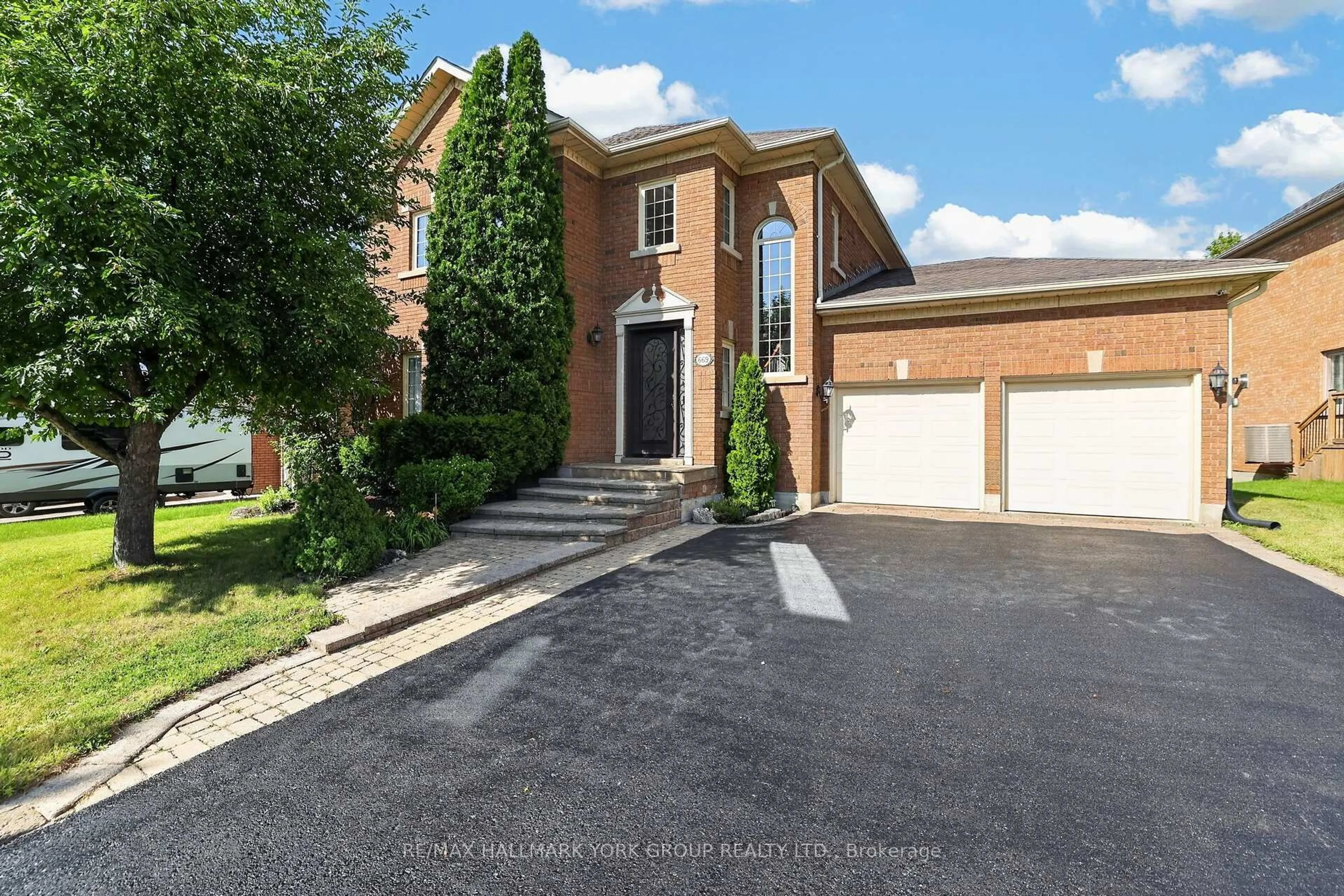 Home with brick exterior material, street for 669 Kingsmere Ave, Newmarket Ontario L3X 1L5