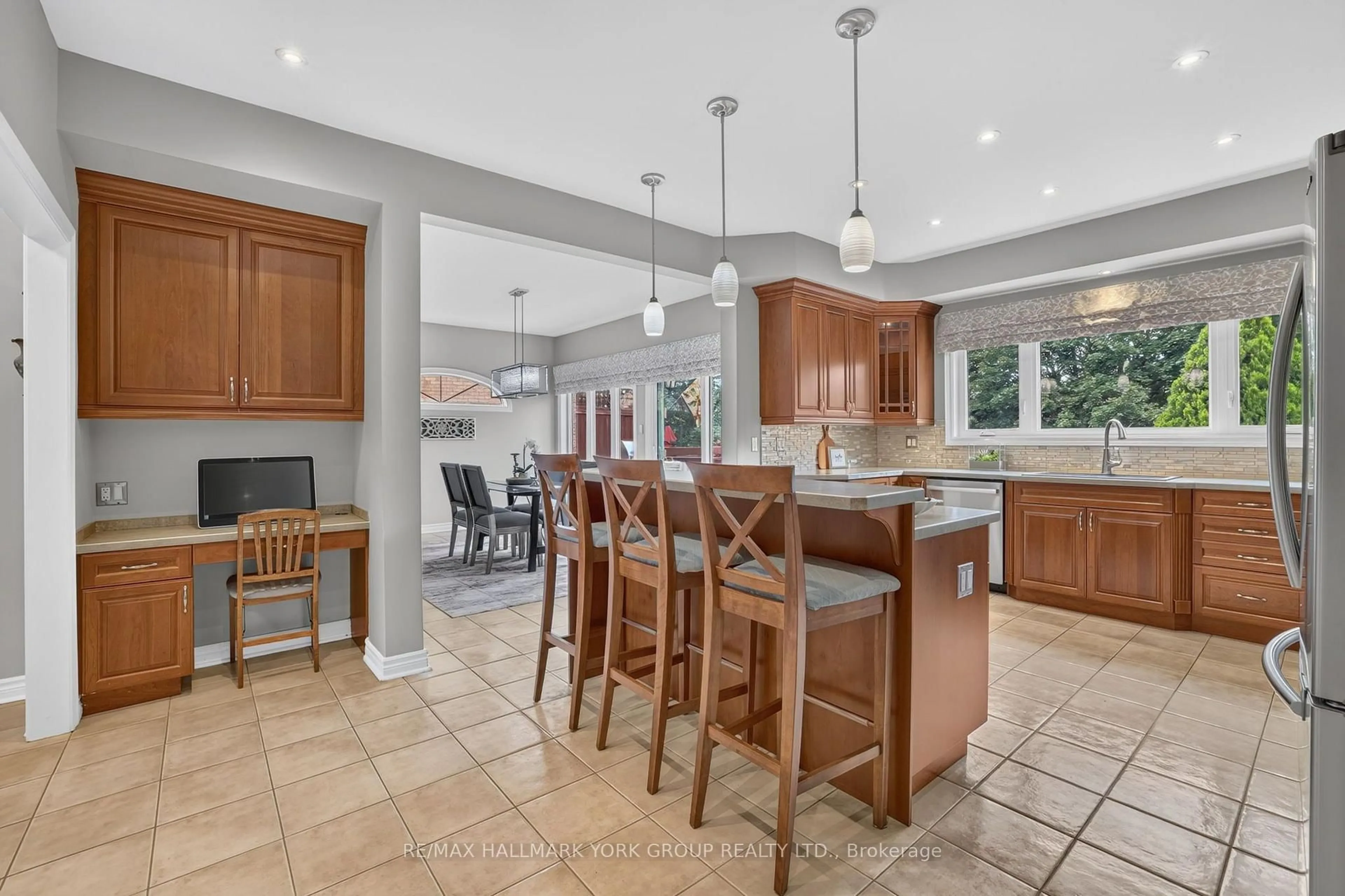 Open concept kitchen, ceramic/tile floor for 669 Kingsmere Ave, Newmarket Ontario L3X 1L5