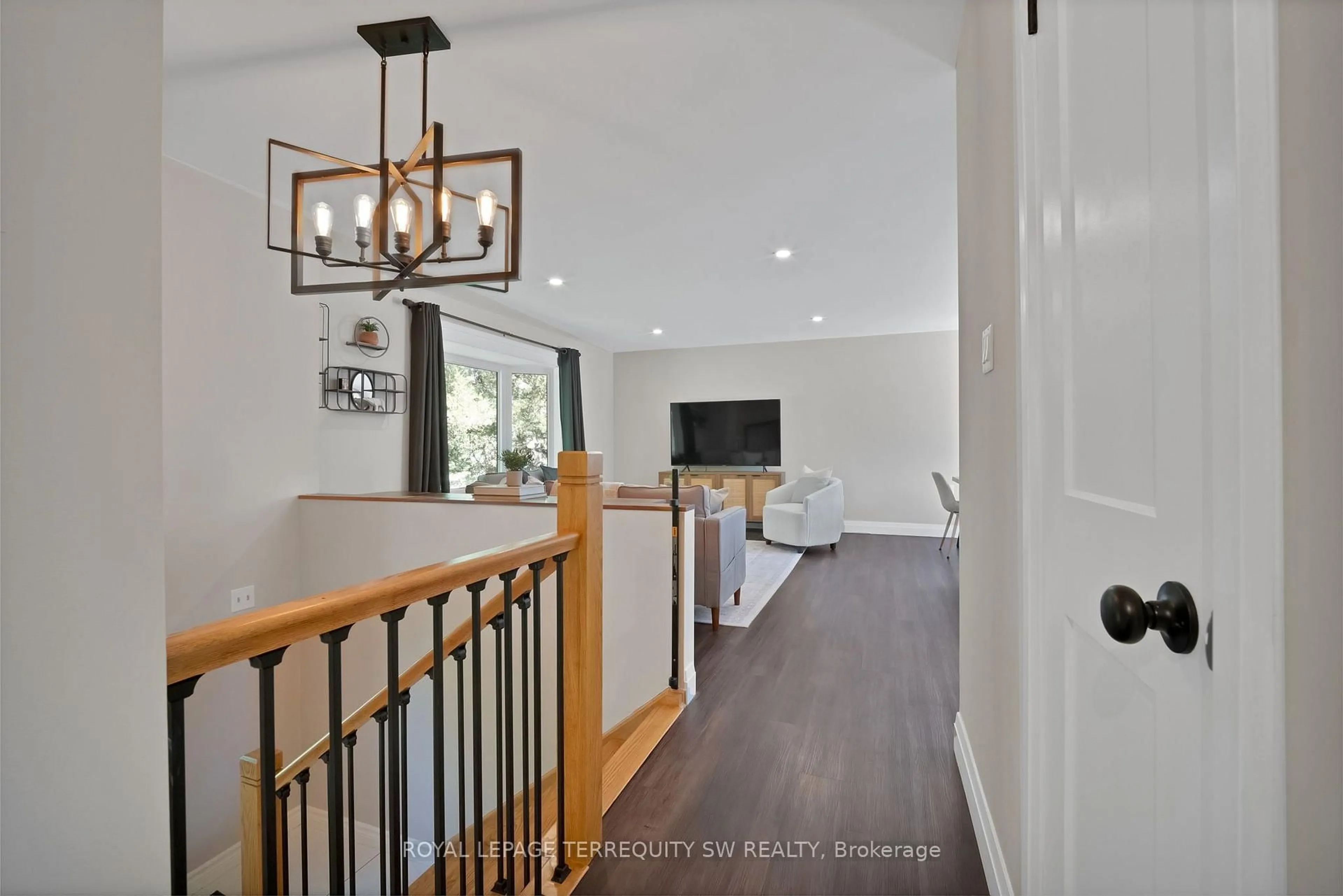 Indoor entryway for 2249 Willard Ave, Innisfil Ontario L9S 2B8