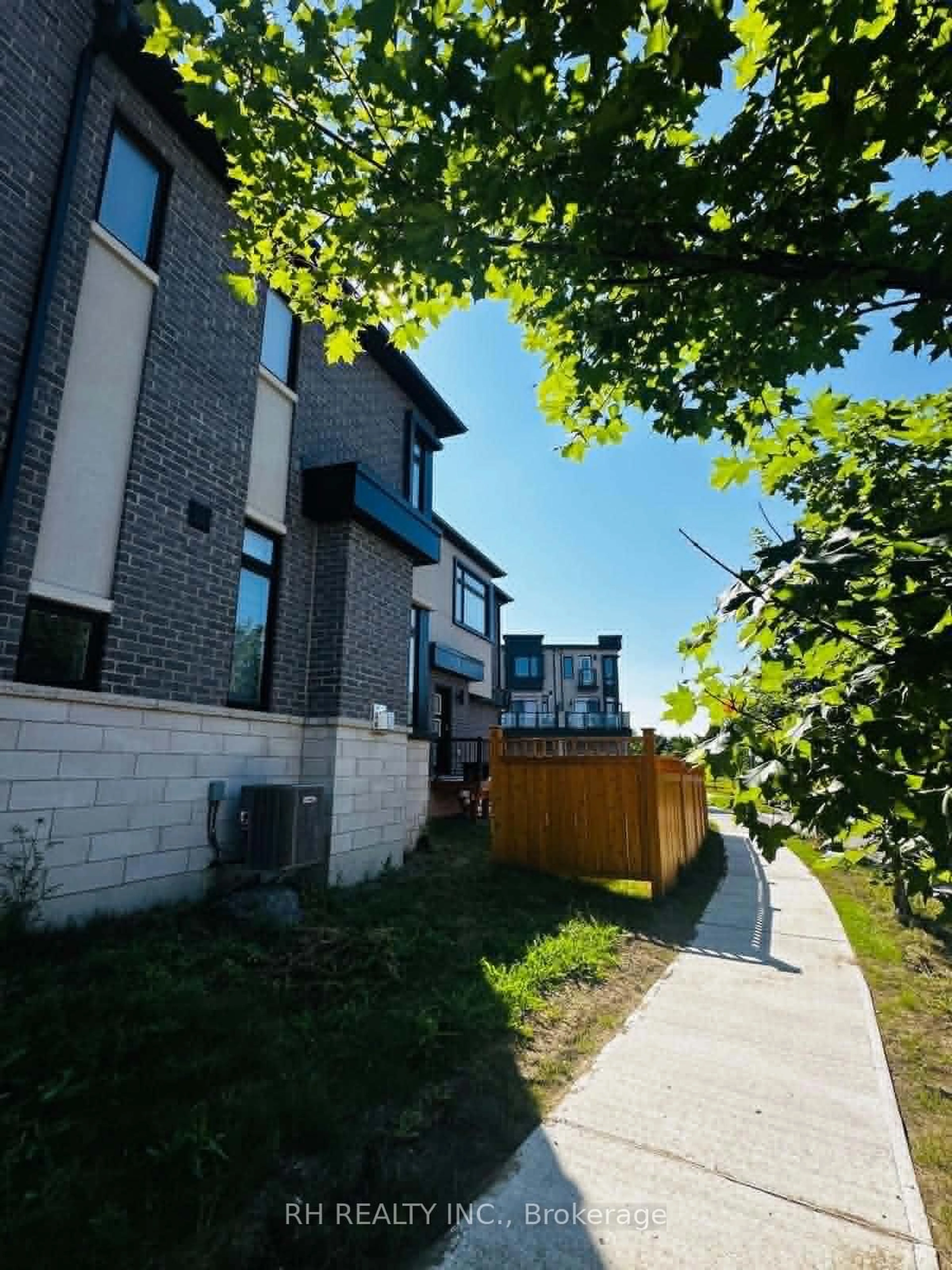 A pic from outside/outdoor area/front of a property/back of a property/a pic from drone, street for 29 Golden Fern St, Markham Ontario L6B 0V3
