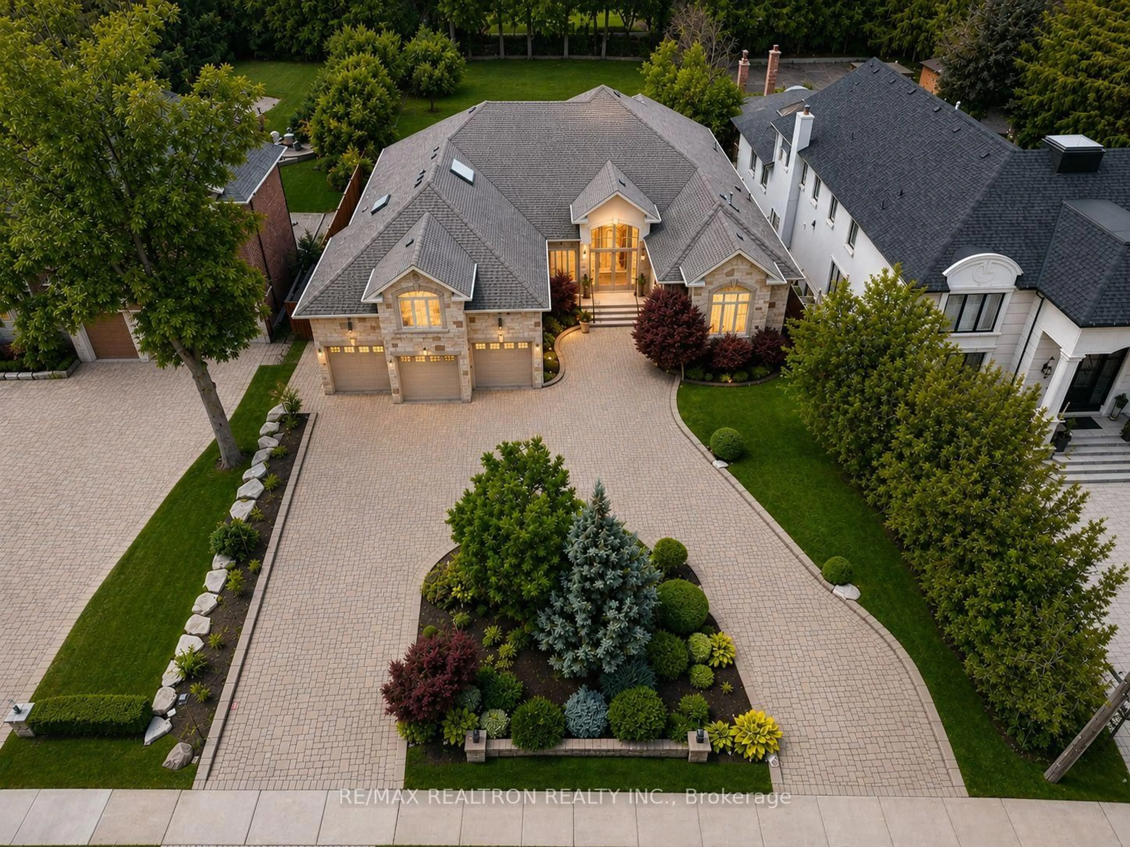 A pic from outside/outdoor area/front of a property/back of a property/a pic from drone, street for 16 Boyle Dr, Richmond Hill Ontario L4C 6C9
