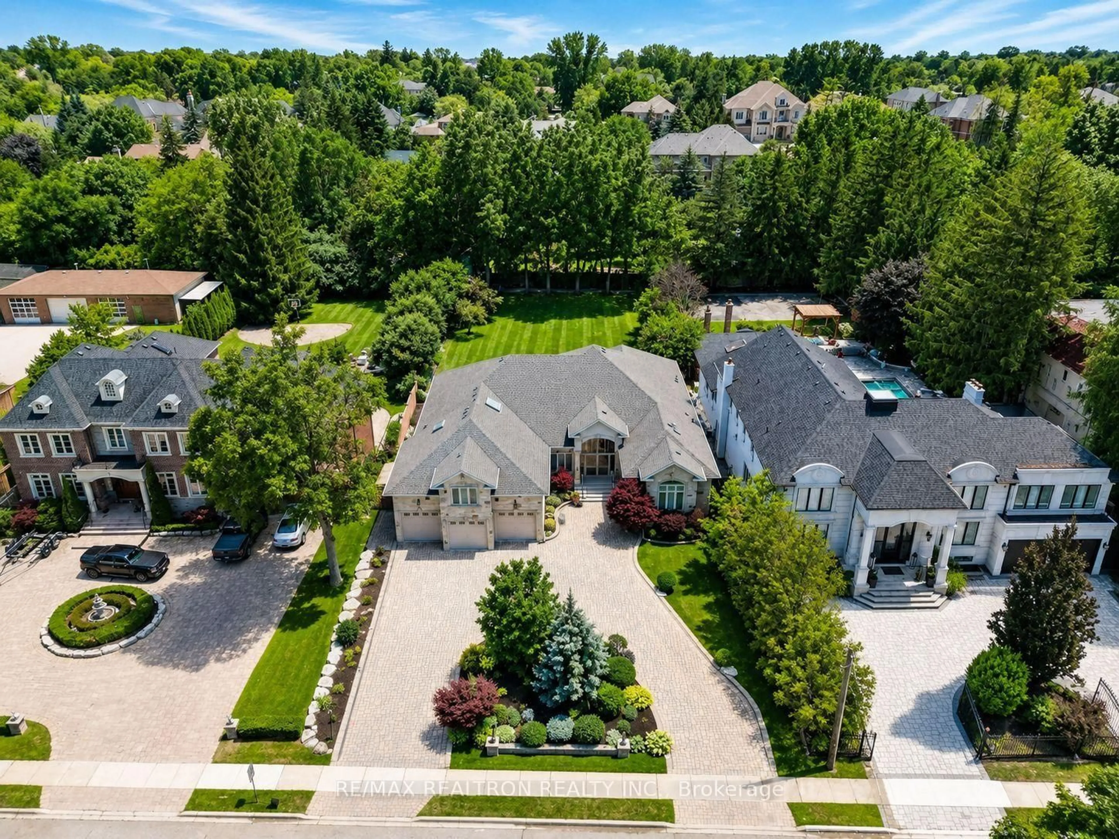 A pic from outside/outdoor area/front of a property/back of a property/a pic from drone, street for 16 Boyle Dr, Richmond Hill Ontario L4C 6C9