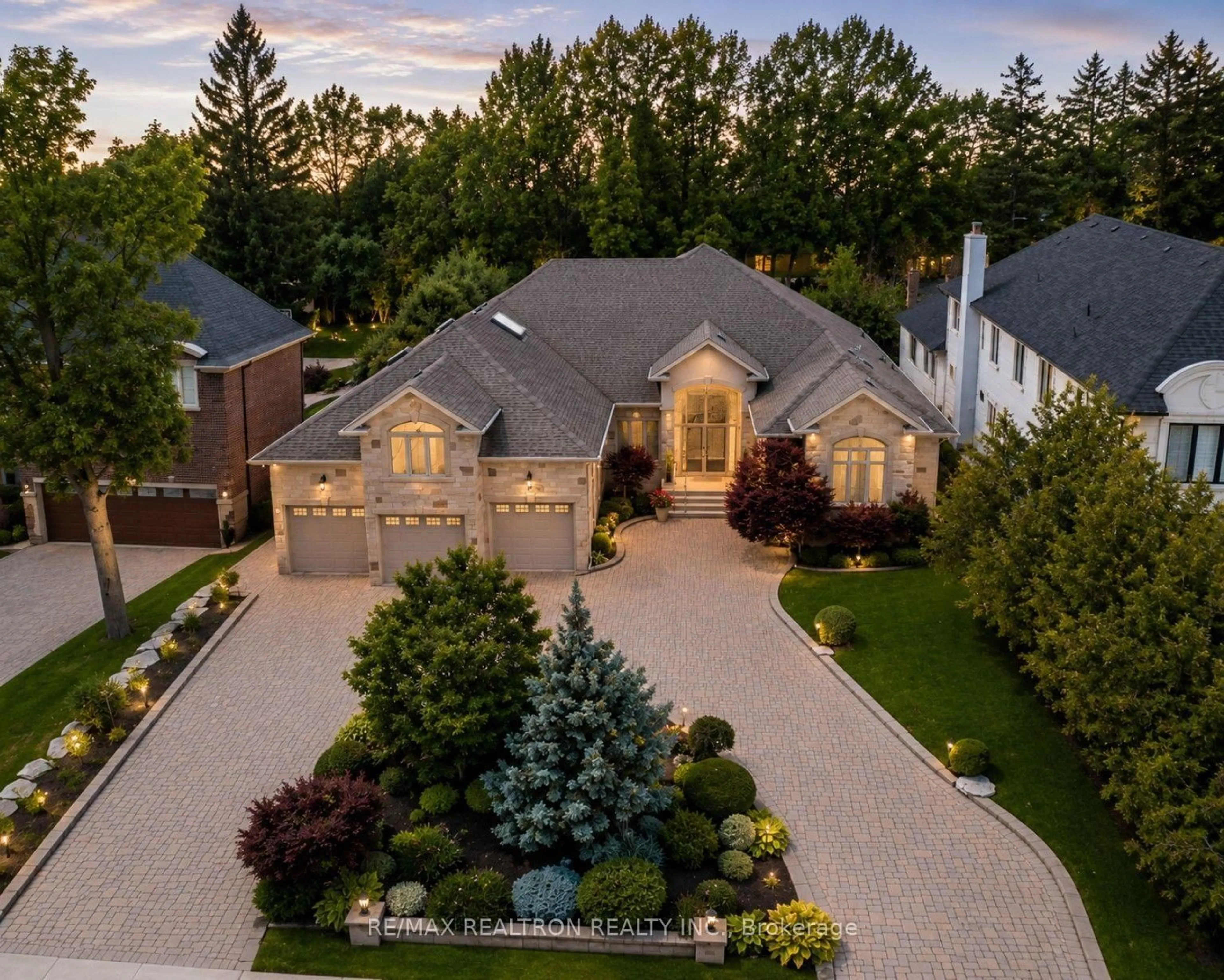 A pic from outside/outdoor area/front of a property/back of a property/a pic from drone, street for 16 Boyle Dr, Richmond Hill Ontario L4C 6C9