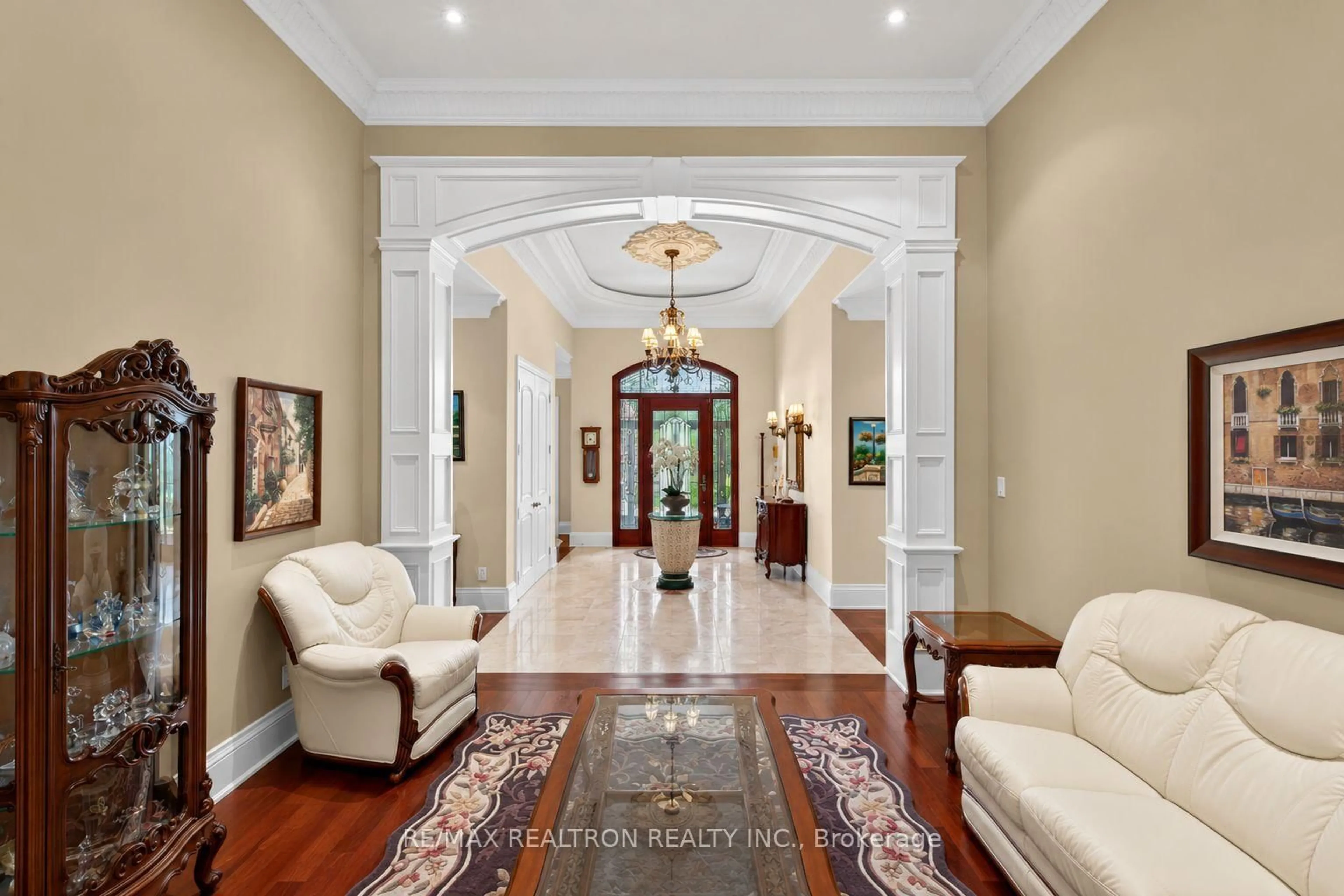 Indoor foyer for 16 Boyle Dr, Richmond Hill Ontario L4C 6C9