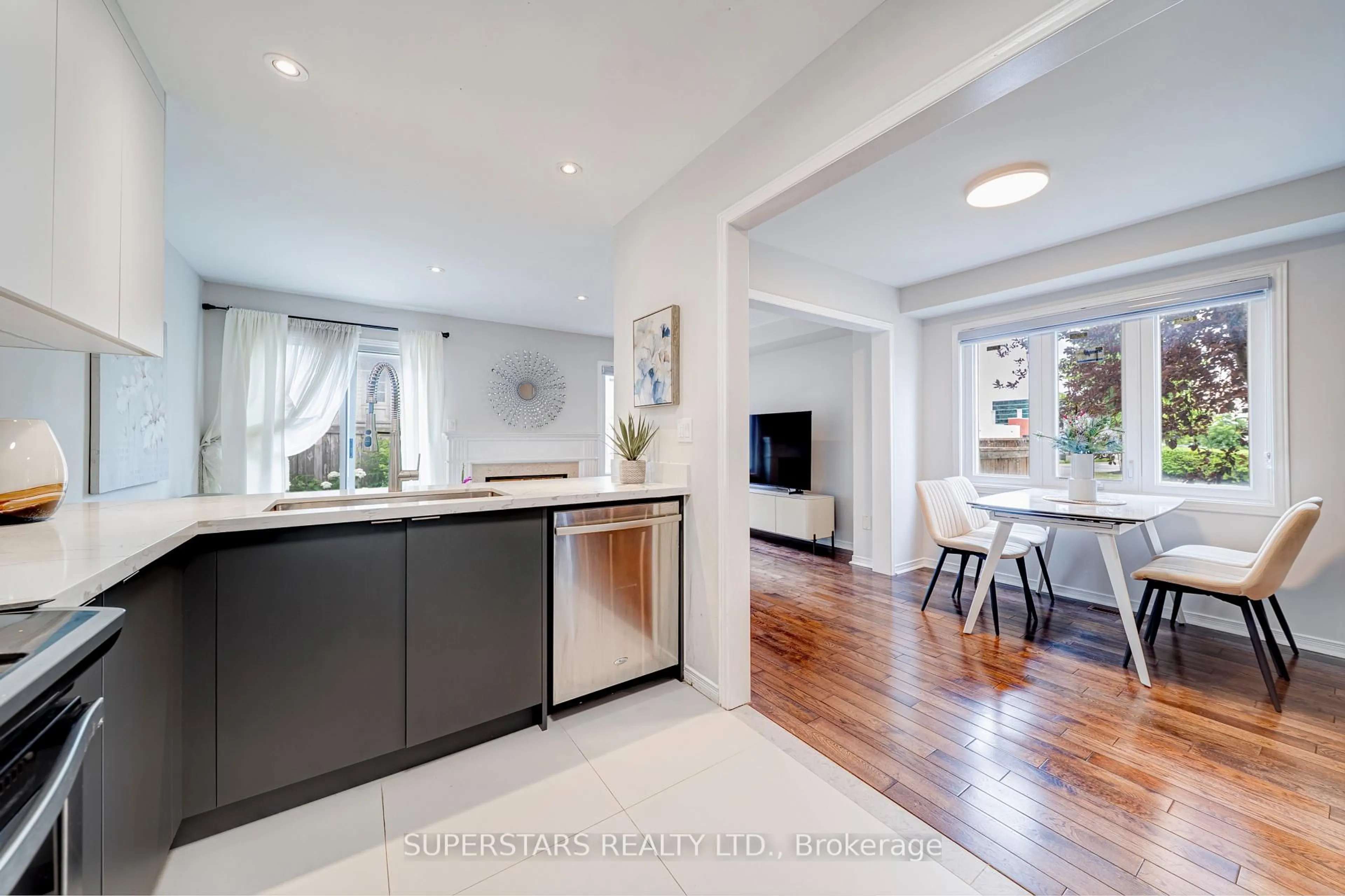 Open concept kitchen, unknown for 1 Baffin Crt, Richmond Hill Ontario L4B 4J6