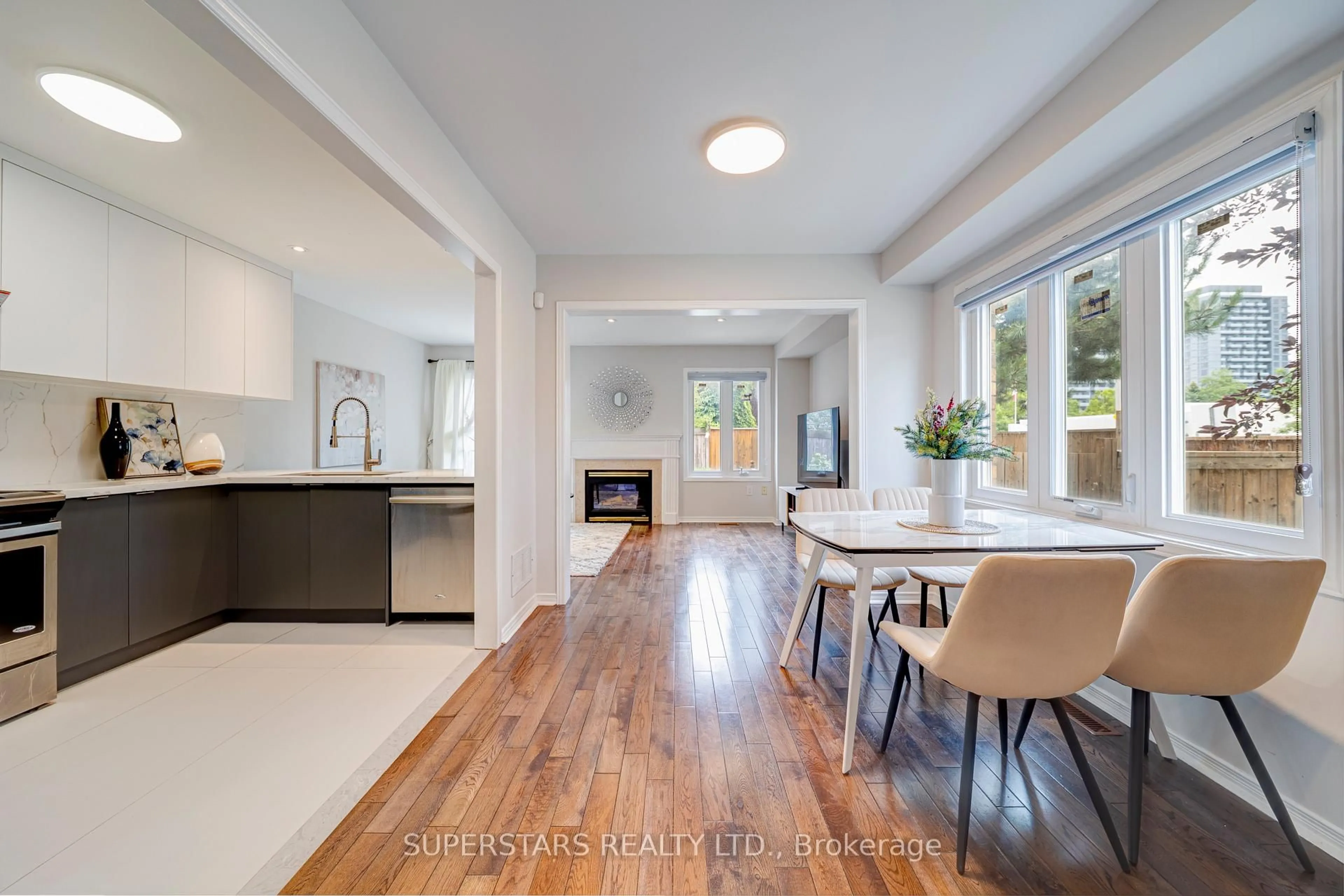 Open concept kitchen, unknown for 1 Baffin Crt, Richmond Hill Ontario L4B 4J6