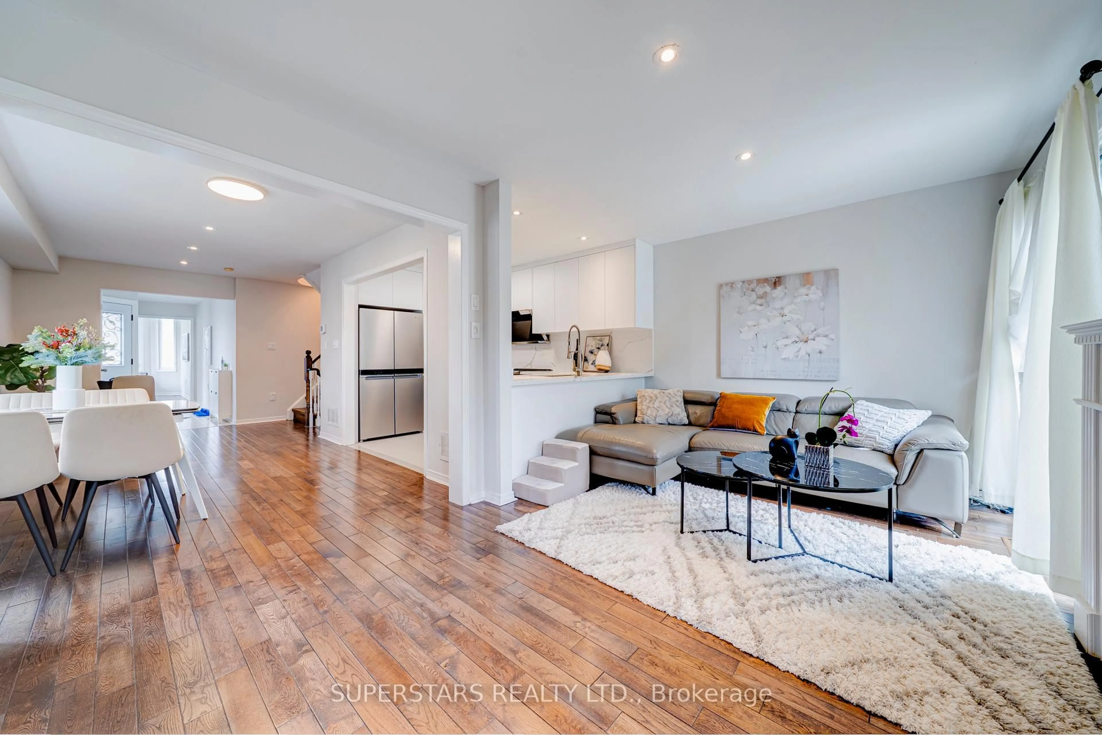 Living room with furniture, unknown for 1 Baffin Crt, Richmond Hill Ontario L4B 4J6