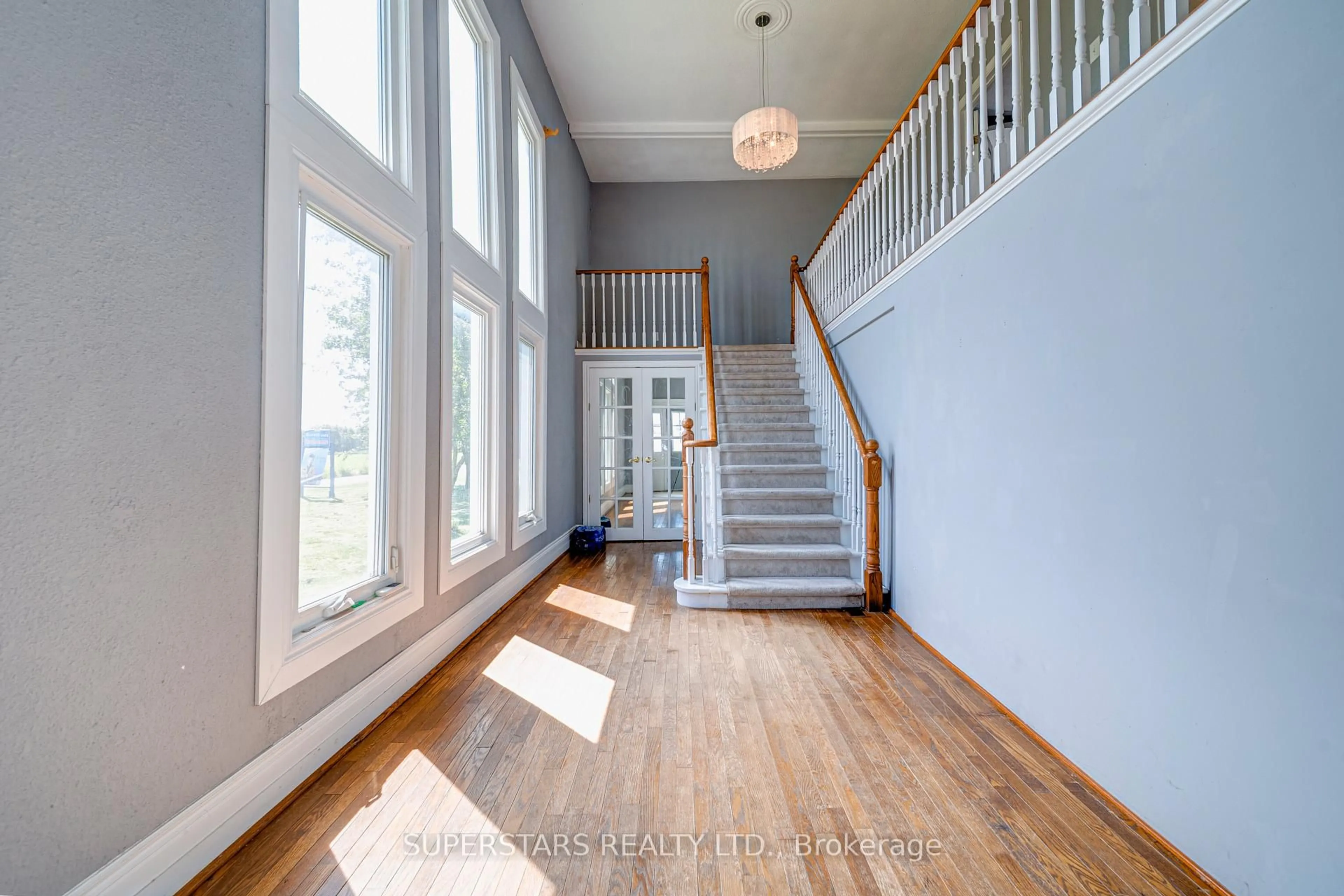 Indoor entryway for 19880 Dufferin St, King Ontario L3Y 4V9