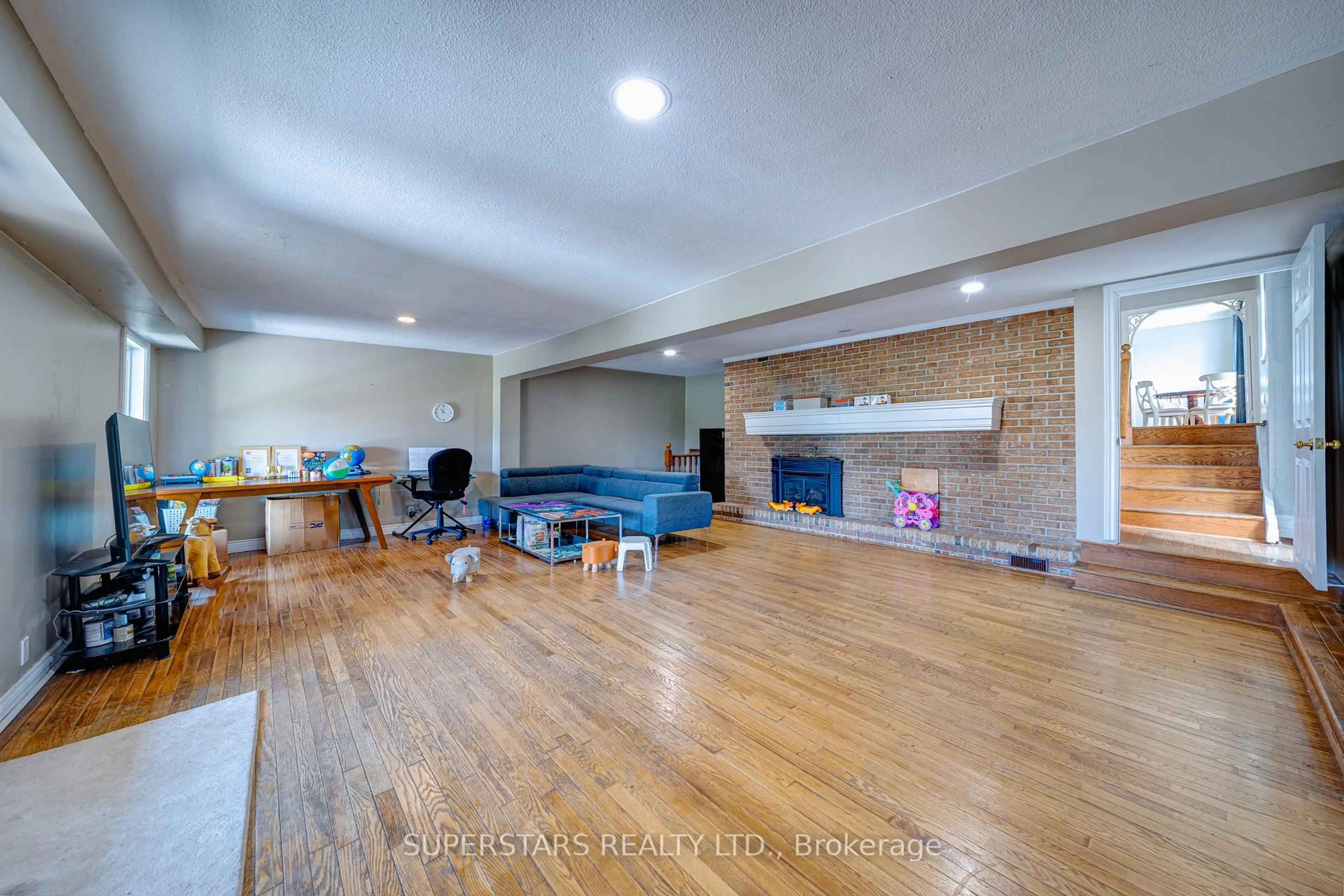 Living room with furniture, unknown for 19880 Dufferin St, King Ontario L3Y 4V9