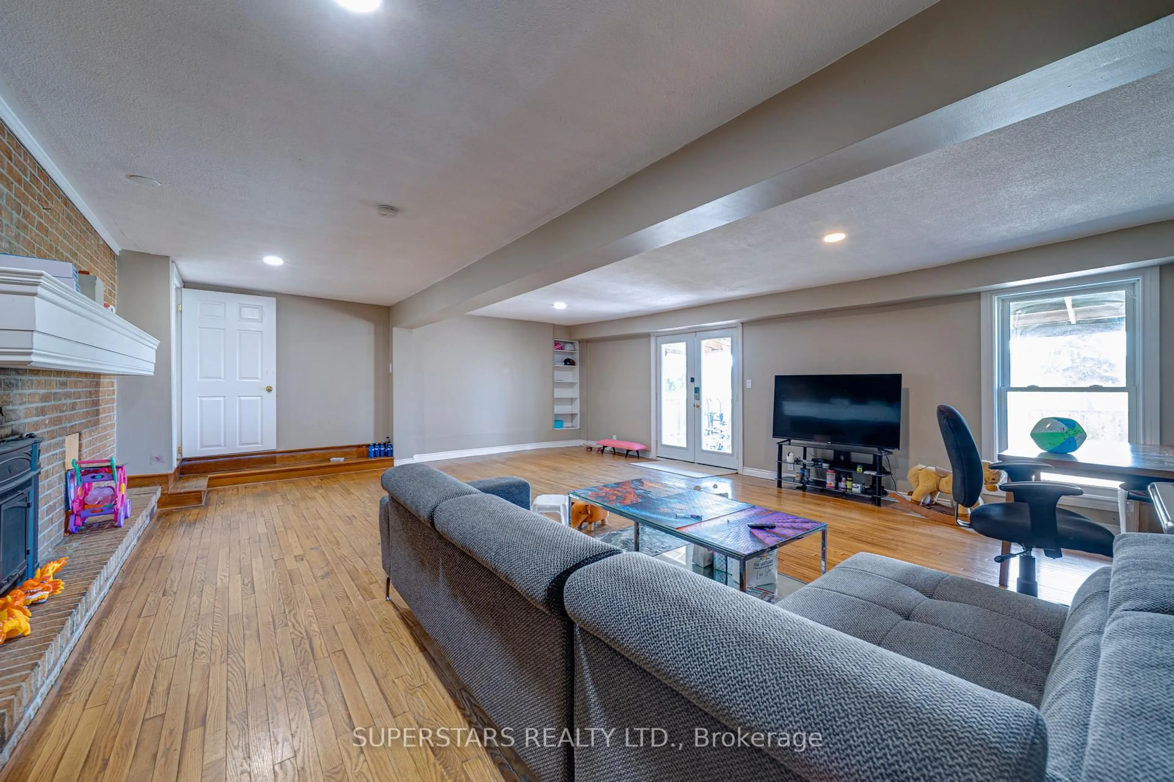 Living room with furniture, unknown for 19880 Dufferin St, King Ontario L3Y 4V9