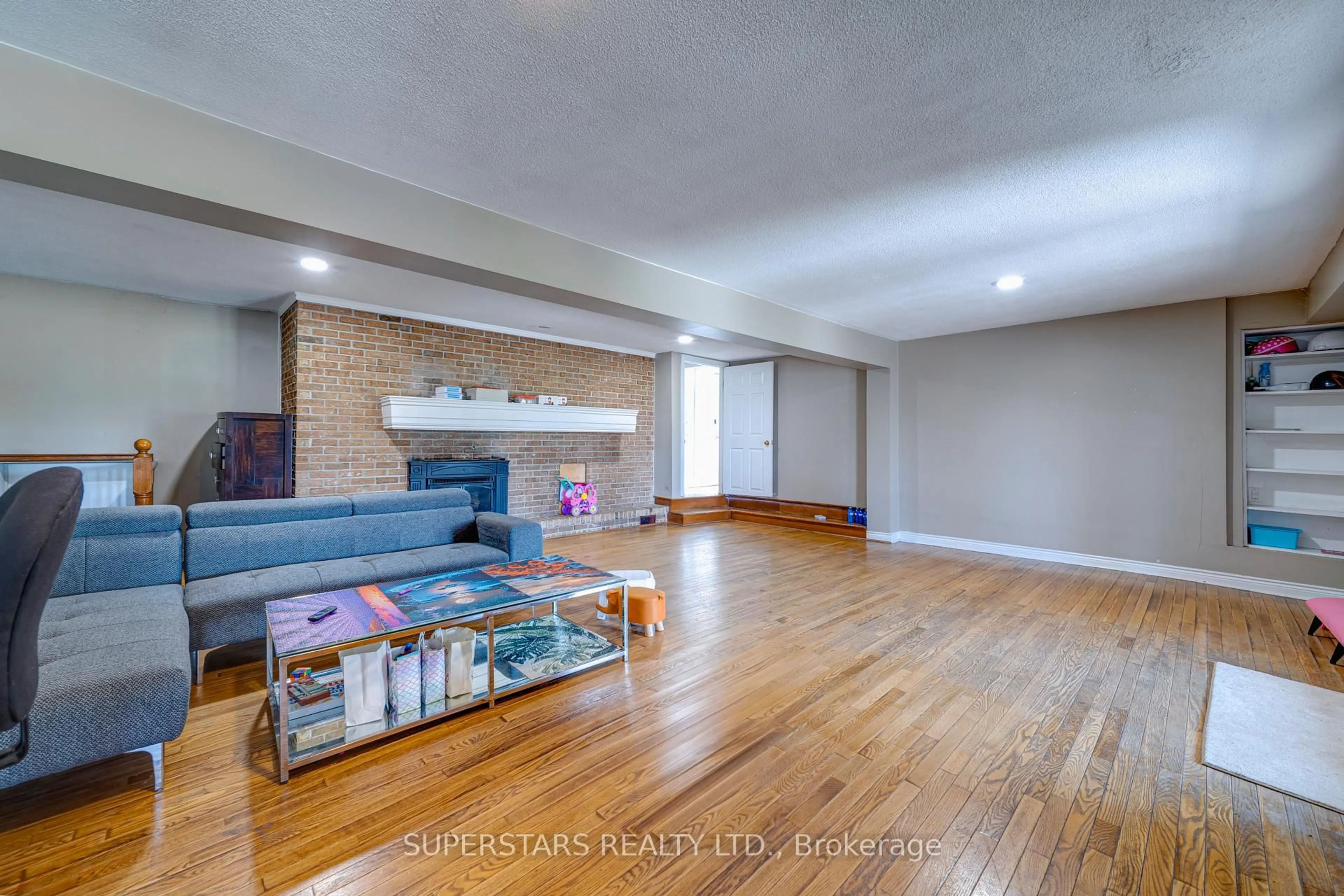 Living room with furniture, unknown for 19880 Dufferin St, King Ontario L3Y 4V9