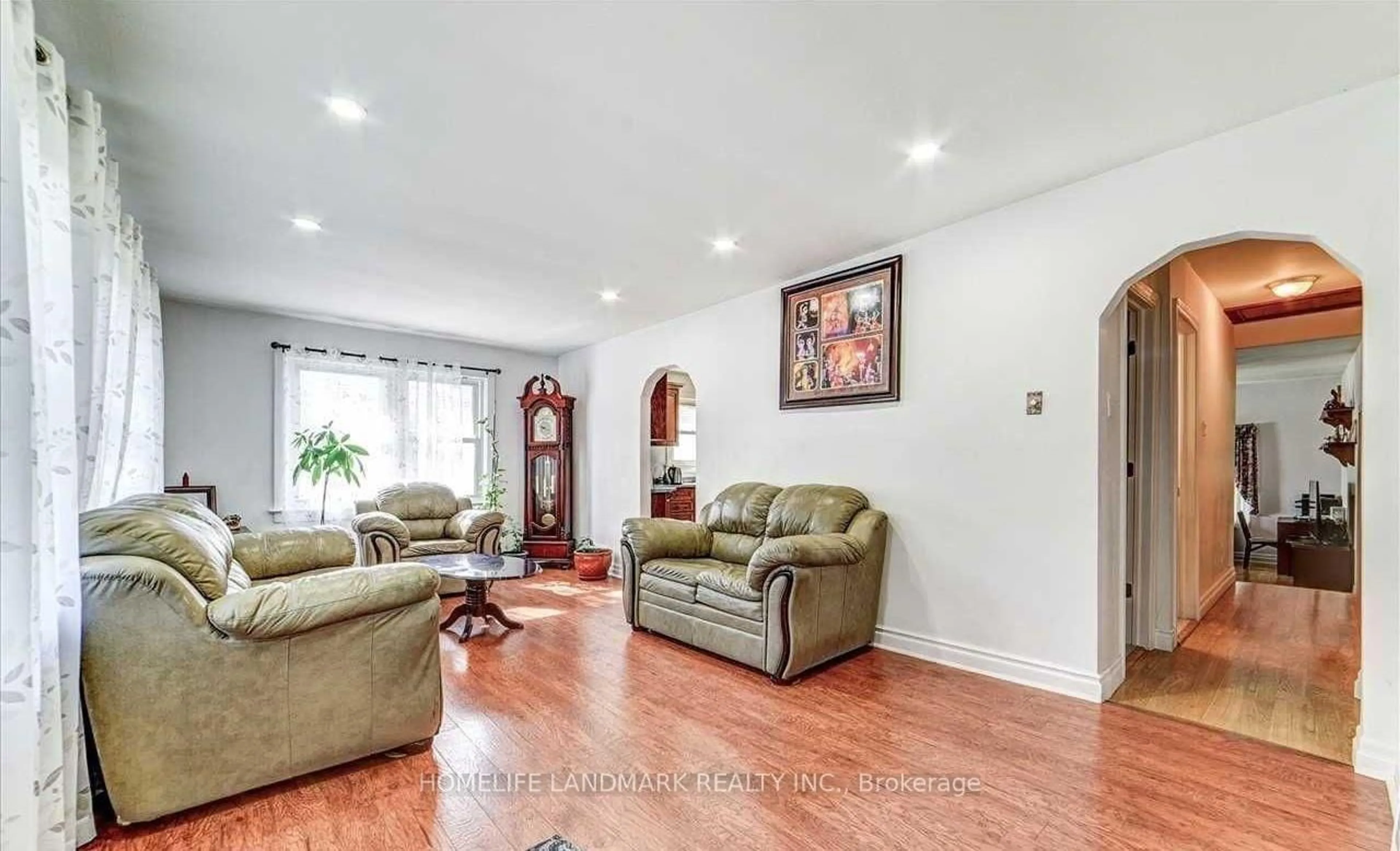 Living room with furniture, unknown for 62 Peter St, Markham Ontario L3P 2A6