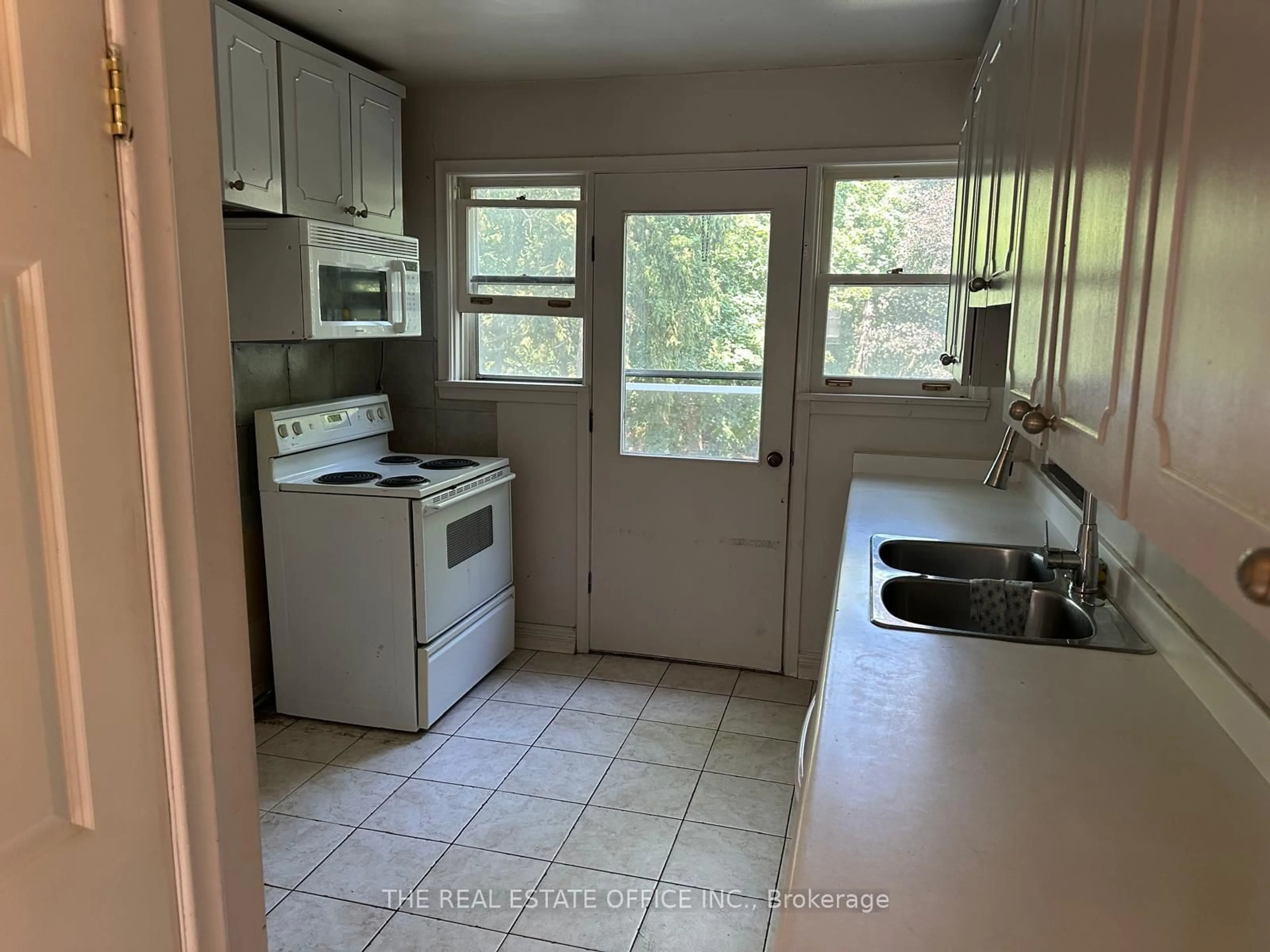 Standard kitchen, unknown for 65 Wallace St, Vaughan Ontario L4L 2P2