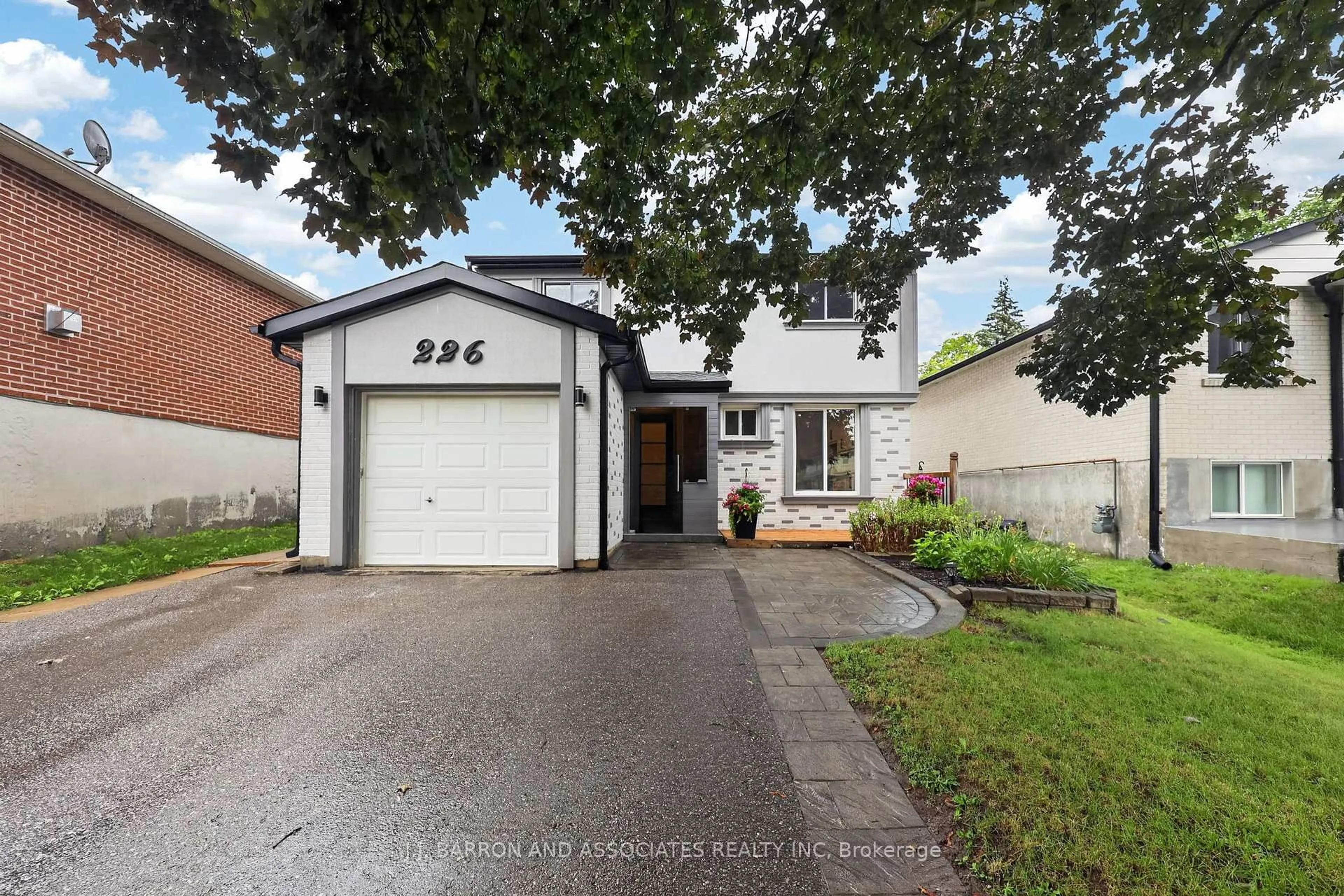 Unknown for 226 Thoms Cres, Newmarket Ontario L3Y 1E1