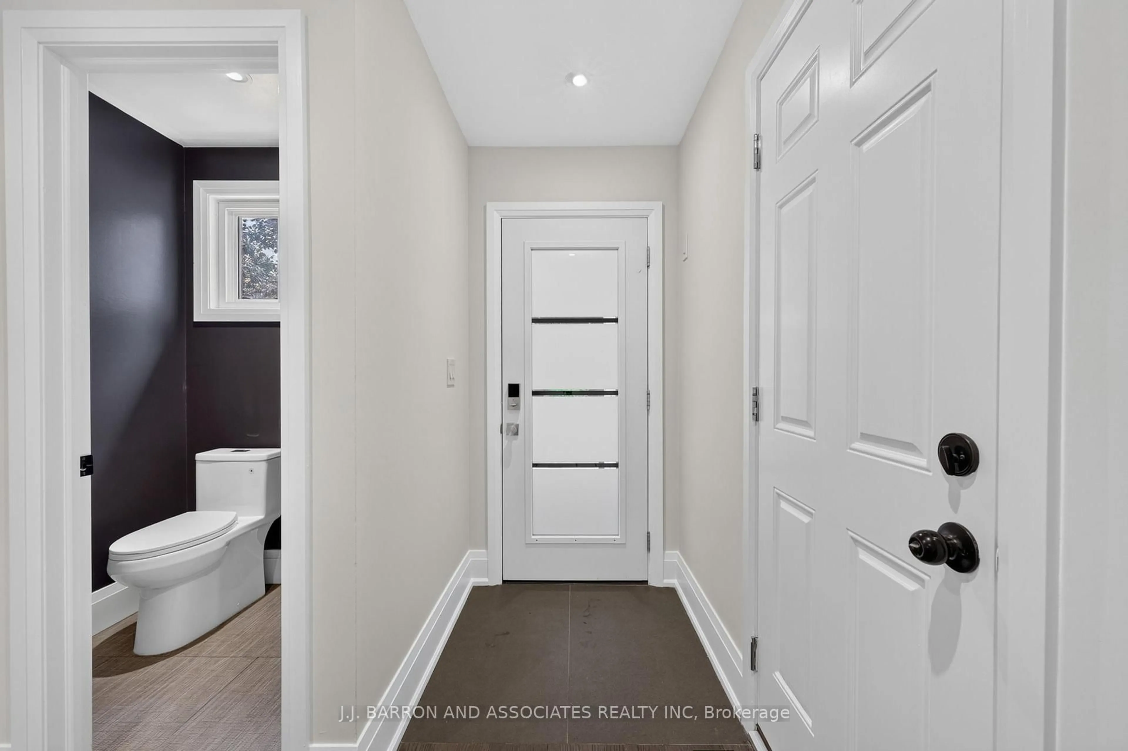 Indoor entryway for 226 Thoms Cres, Newmarket Ontario L3Y 1E1