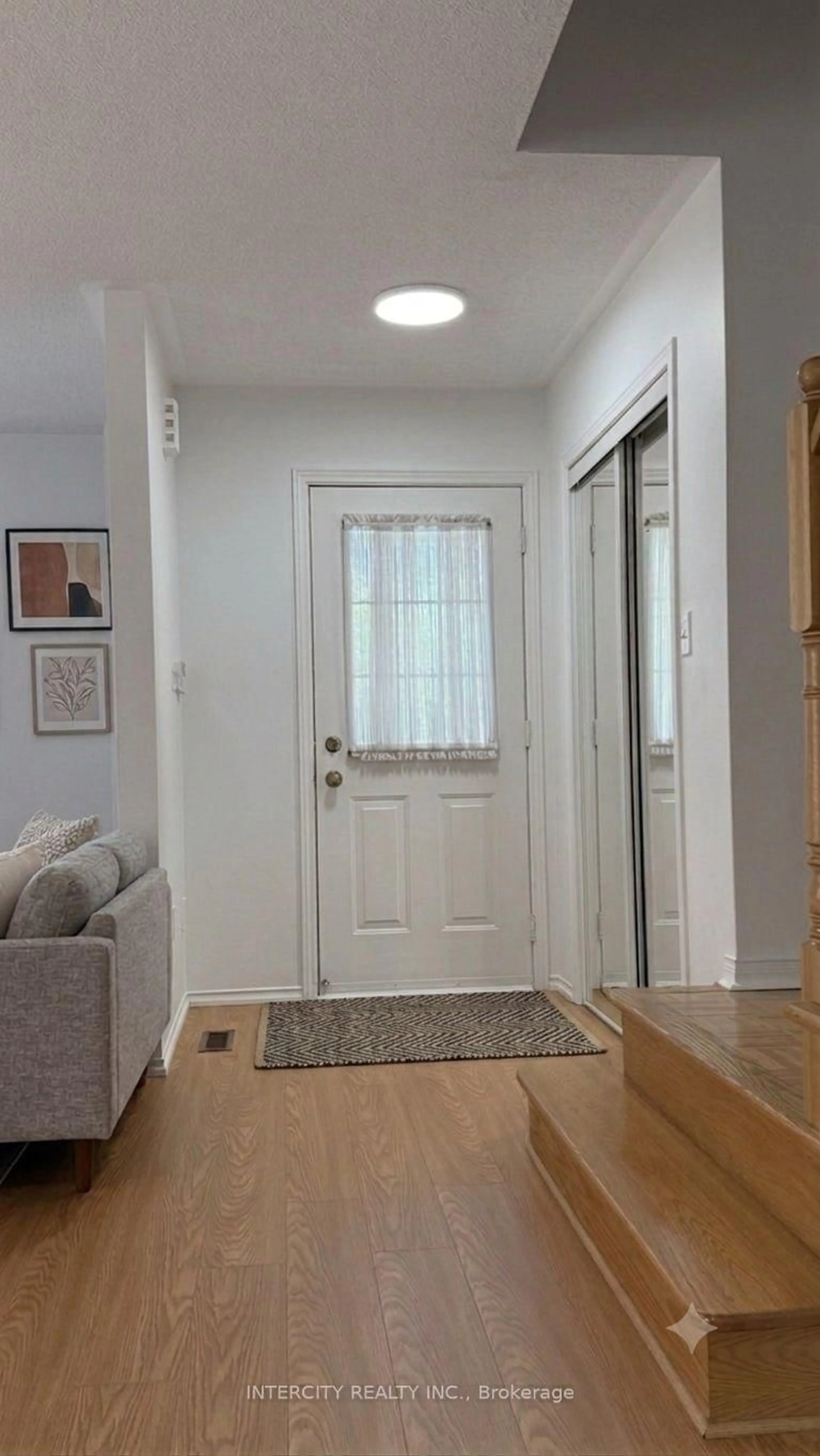 Indoor entryway for 12 Castle Park Blvd, Vaughan Ontario L4H 1M5