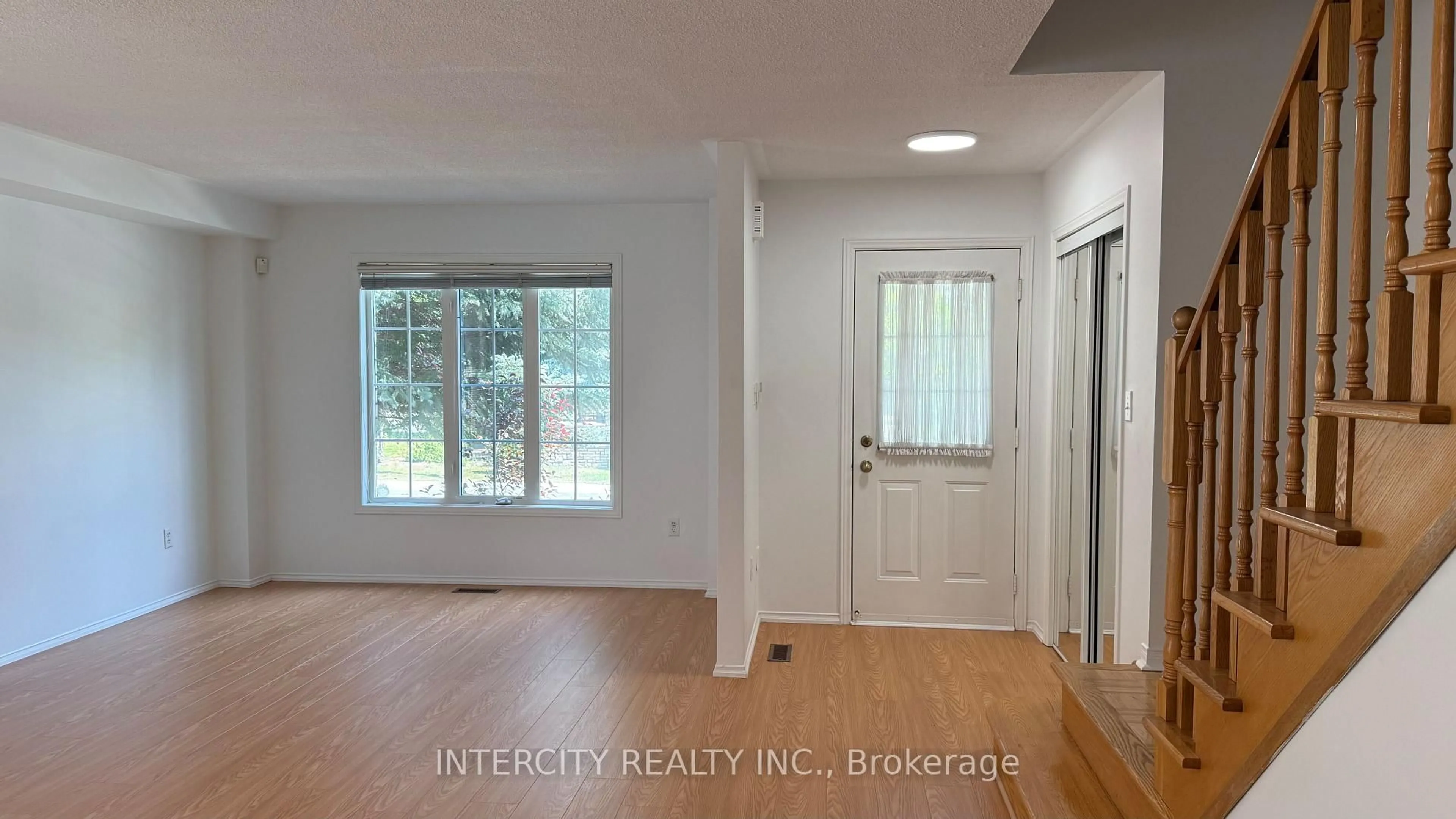 Indoor entryway for 12 Castle Park Blvd, Vaughan Ontario L4H 1M5