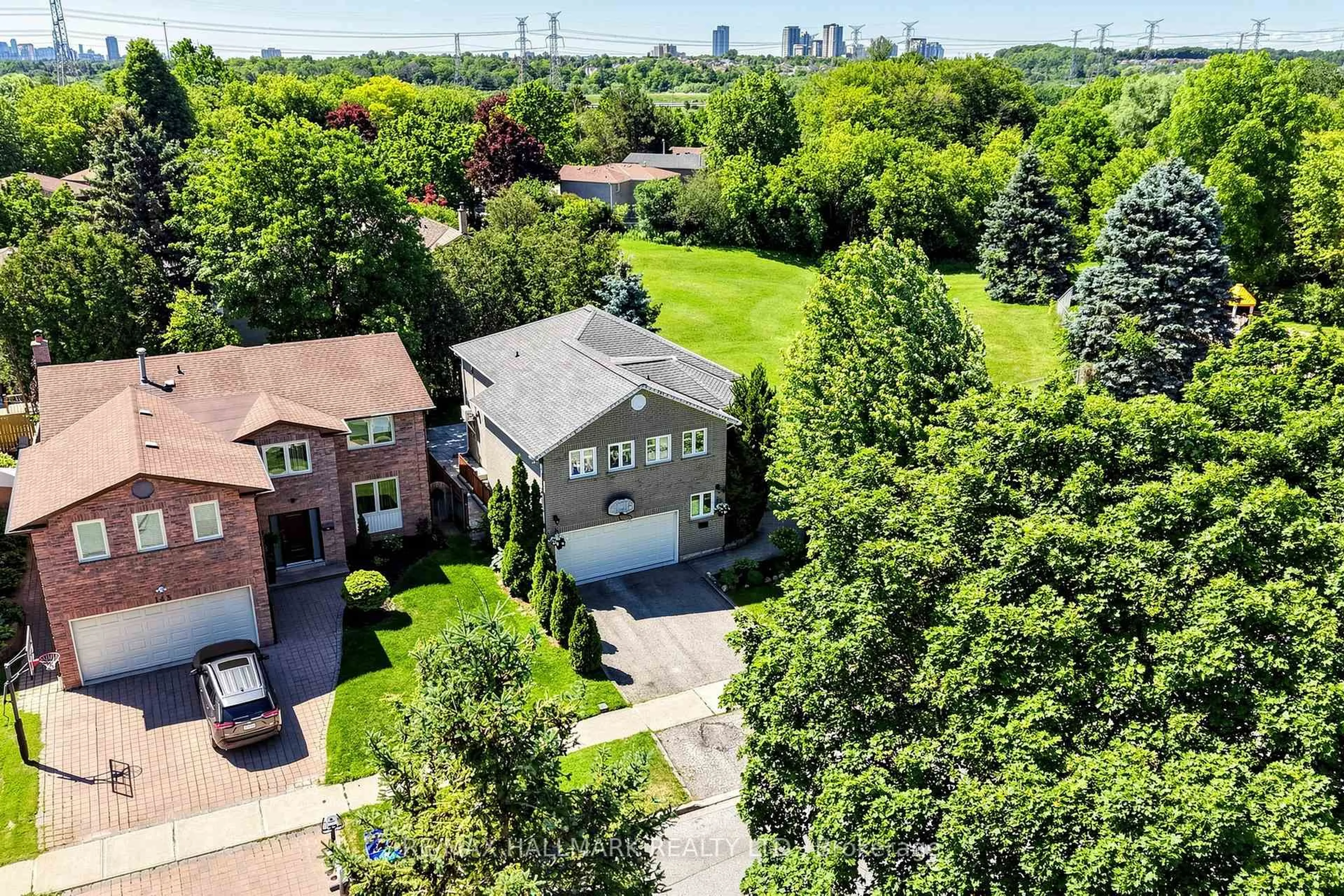 A pic from outside/outdoor area/front of a property/back of a property/a pic from drone, street for 145 Old Surrey Lane, Richmond Hill Ontario L4C 6R9