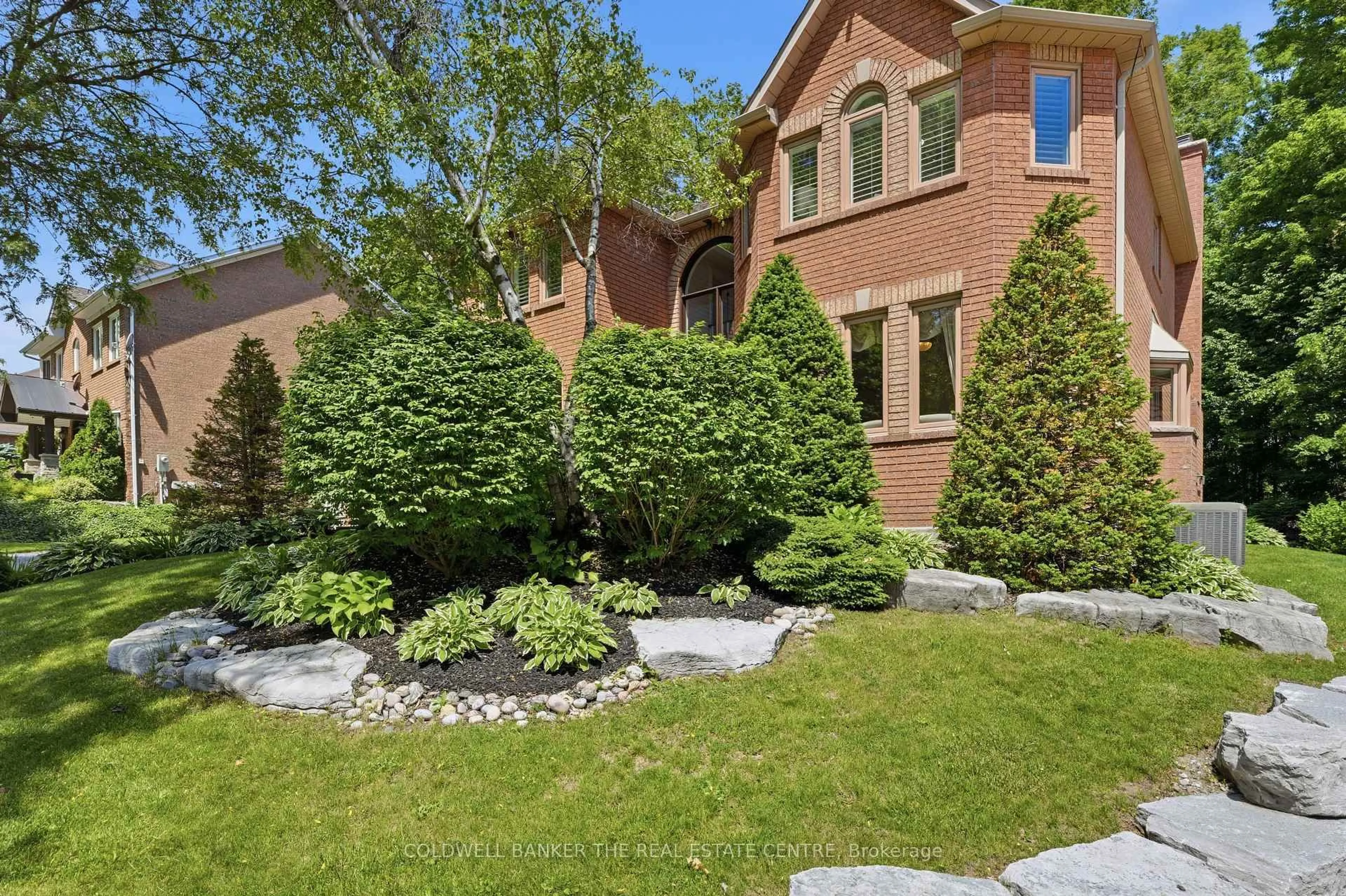 Patio, street for 49 Falling Leaf Crt, Aurora Ontario L4G 6K6