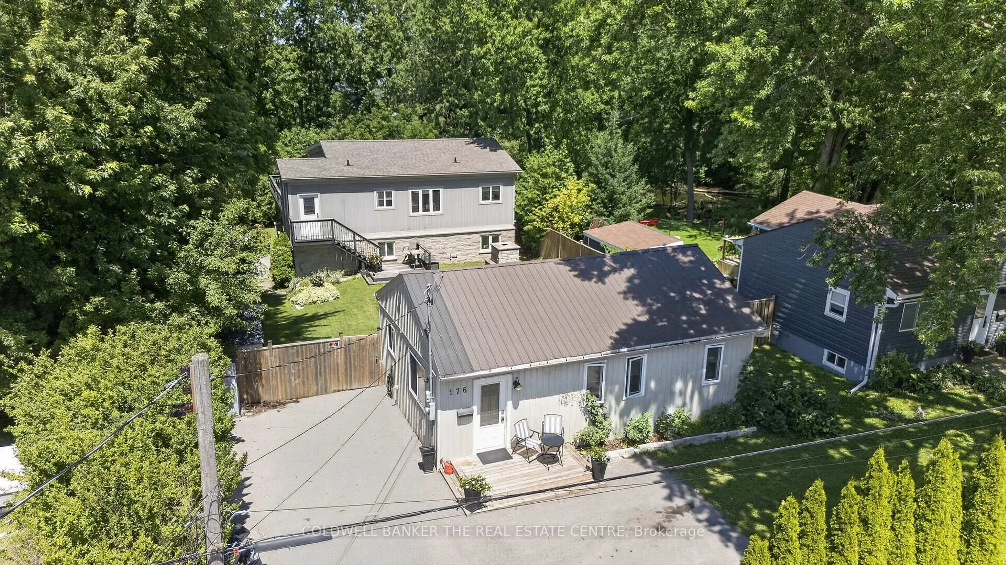 A pic from outside/outdoor area/front of a property/back of a property/a pic from drone, street for 176 Pleasant Blvd, Georgina Ontario L4P 2S4