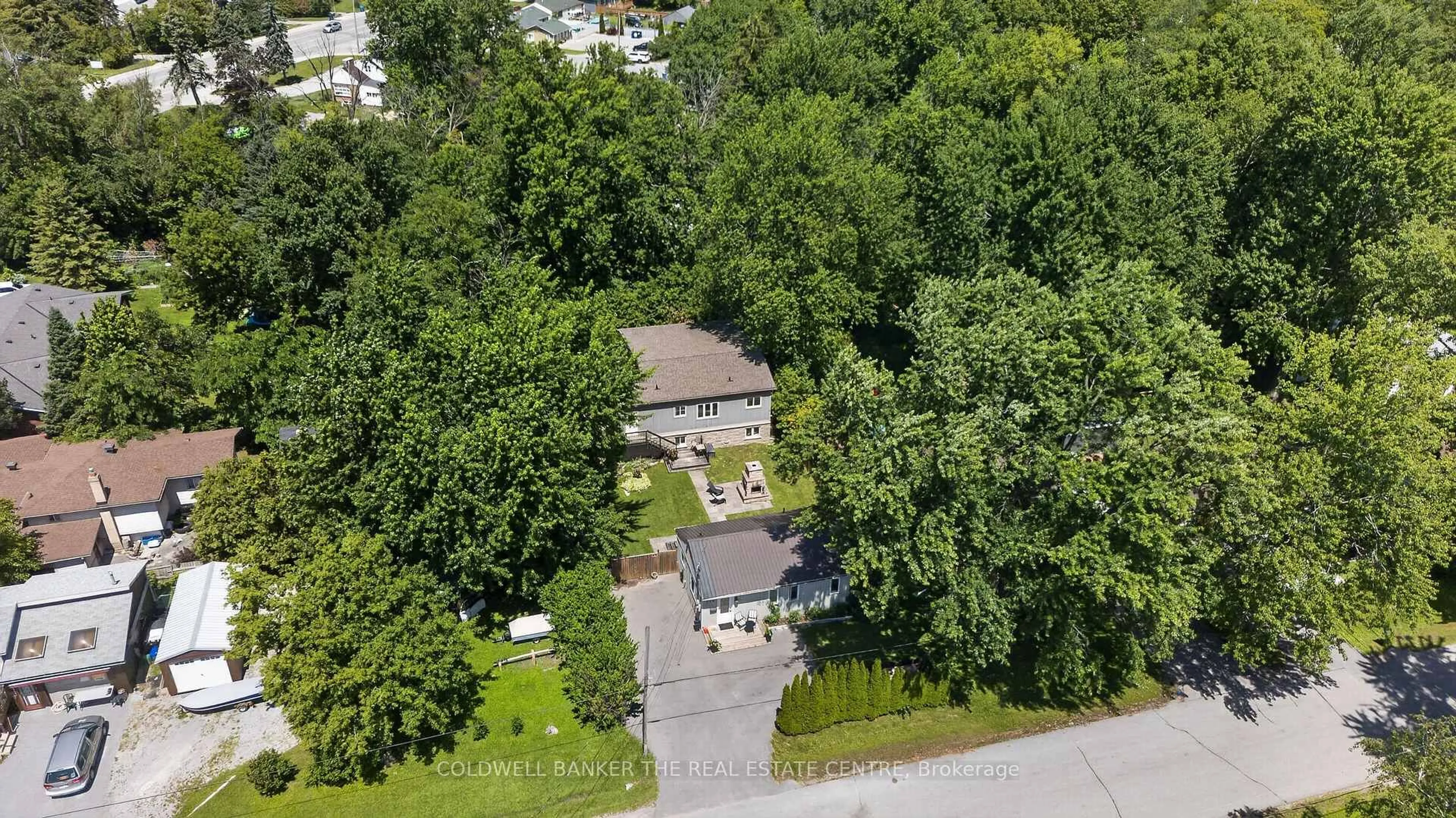A pic from outside/outdoor area/front of a property/back of a property/a pic from drone, street for 176 Pleasant Blvd, Georgina Ontario L4P 2S4