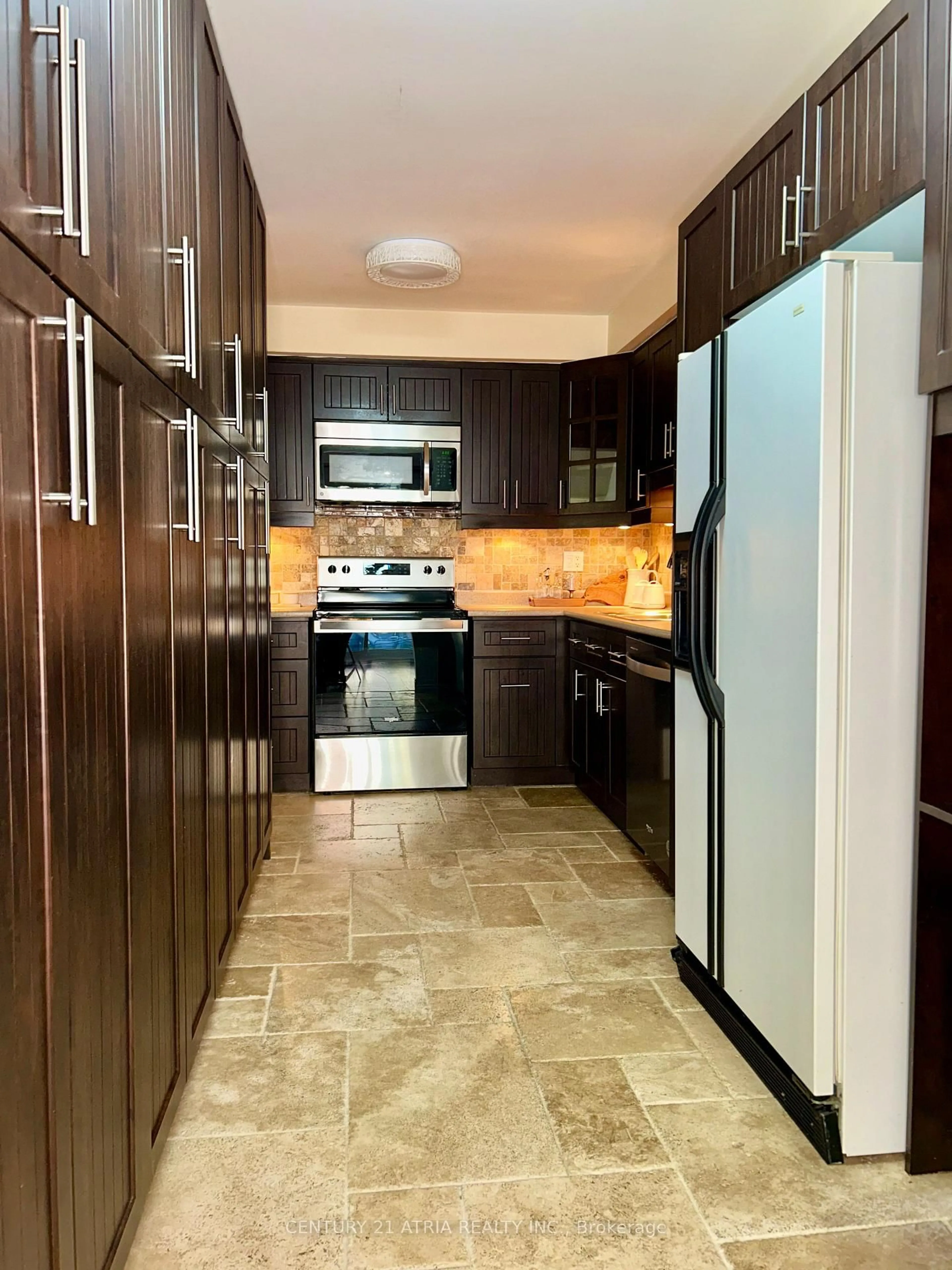 Standard kitchen, ceramic/tile floor for 87 Avenue Rd, Richmond Hill Ontario L4C 9N6