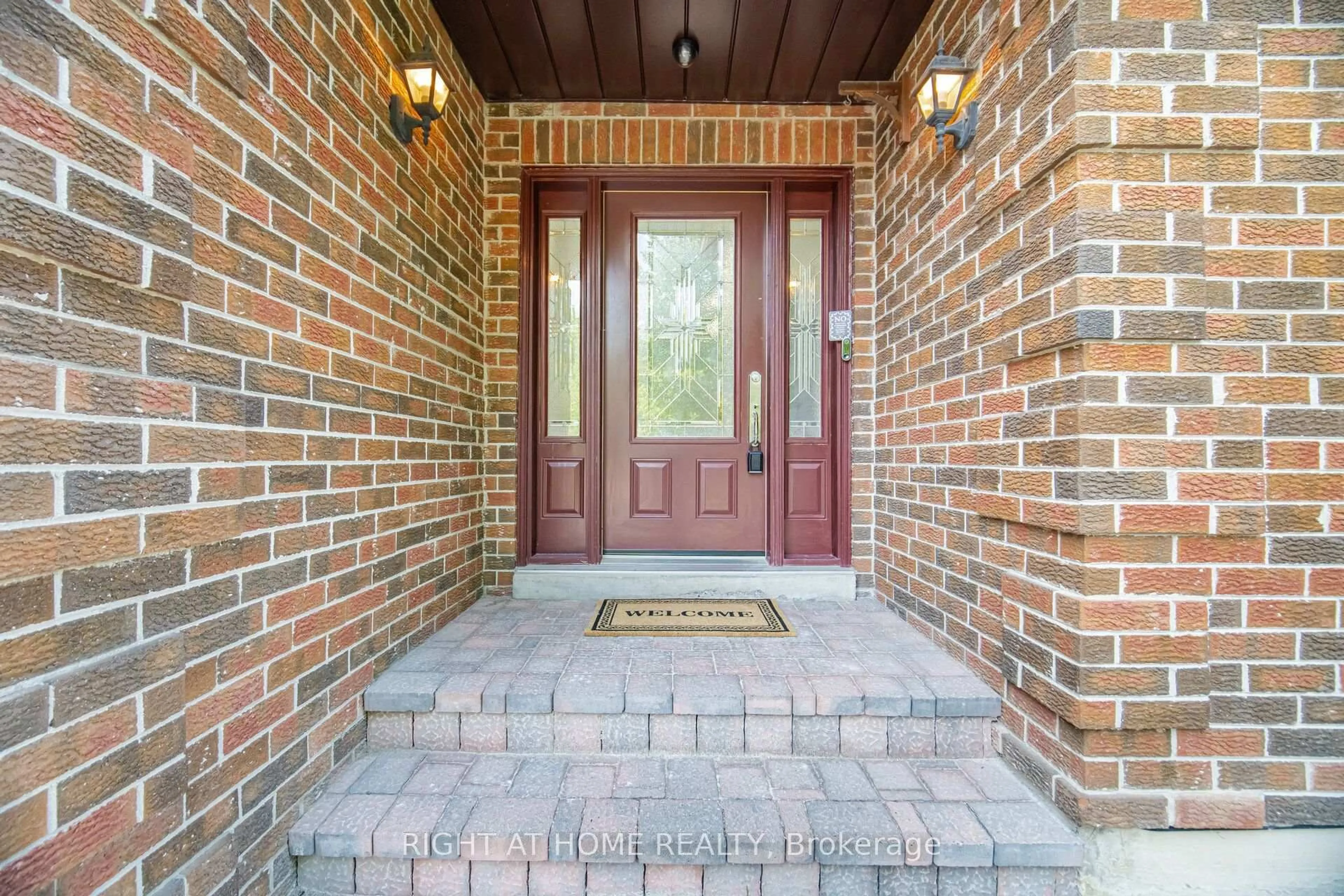 Unknown for 4 Simmons Cres, Aurora Ontario L4G 6B4