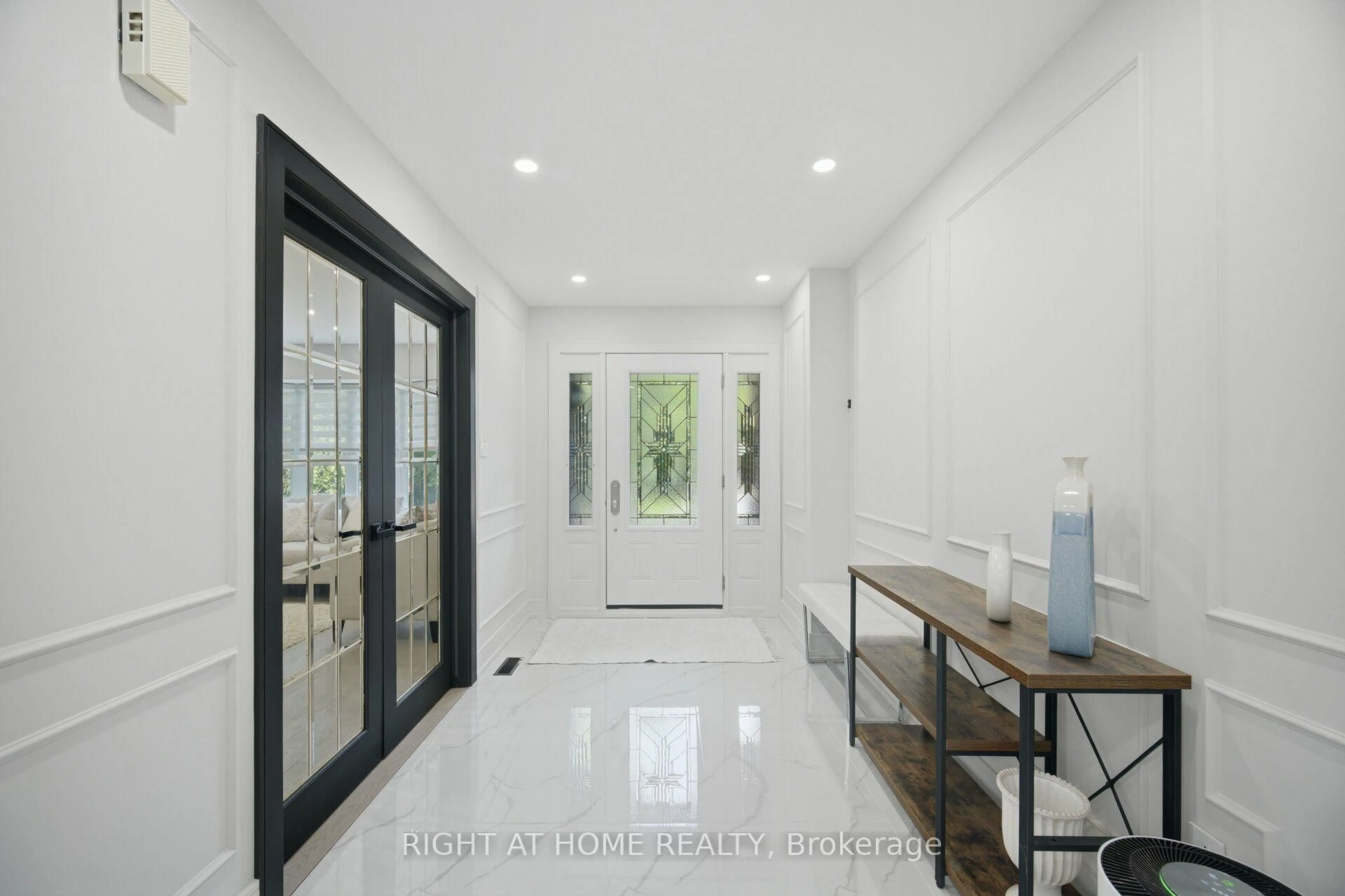 Indoor entryway for 4 Simmons Cres, Aurora Ontario L4G 6B4