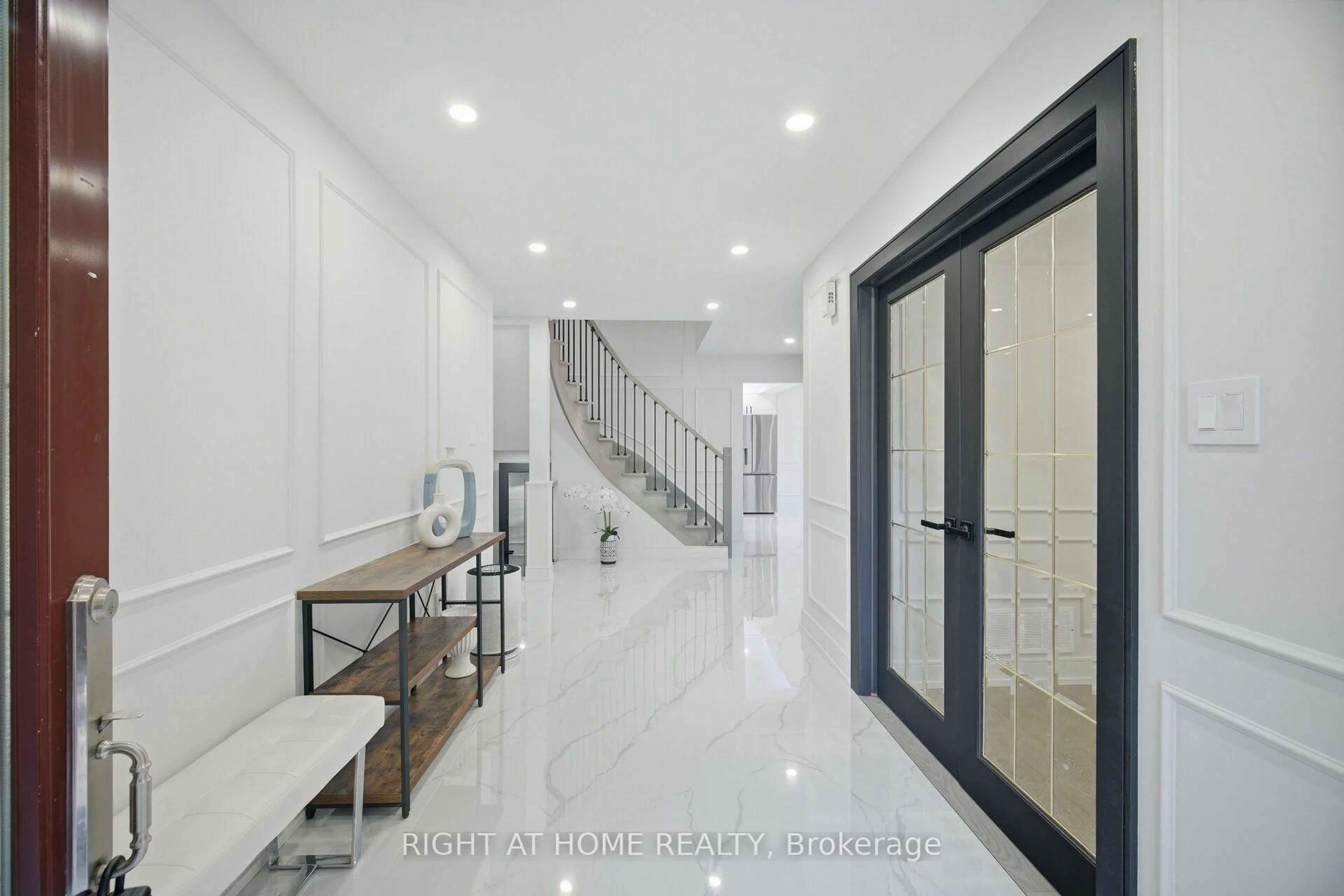 Indoor foyer for 4 Simmons Cres, Aurora Ontario L4G 6B4