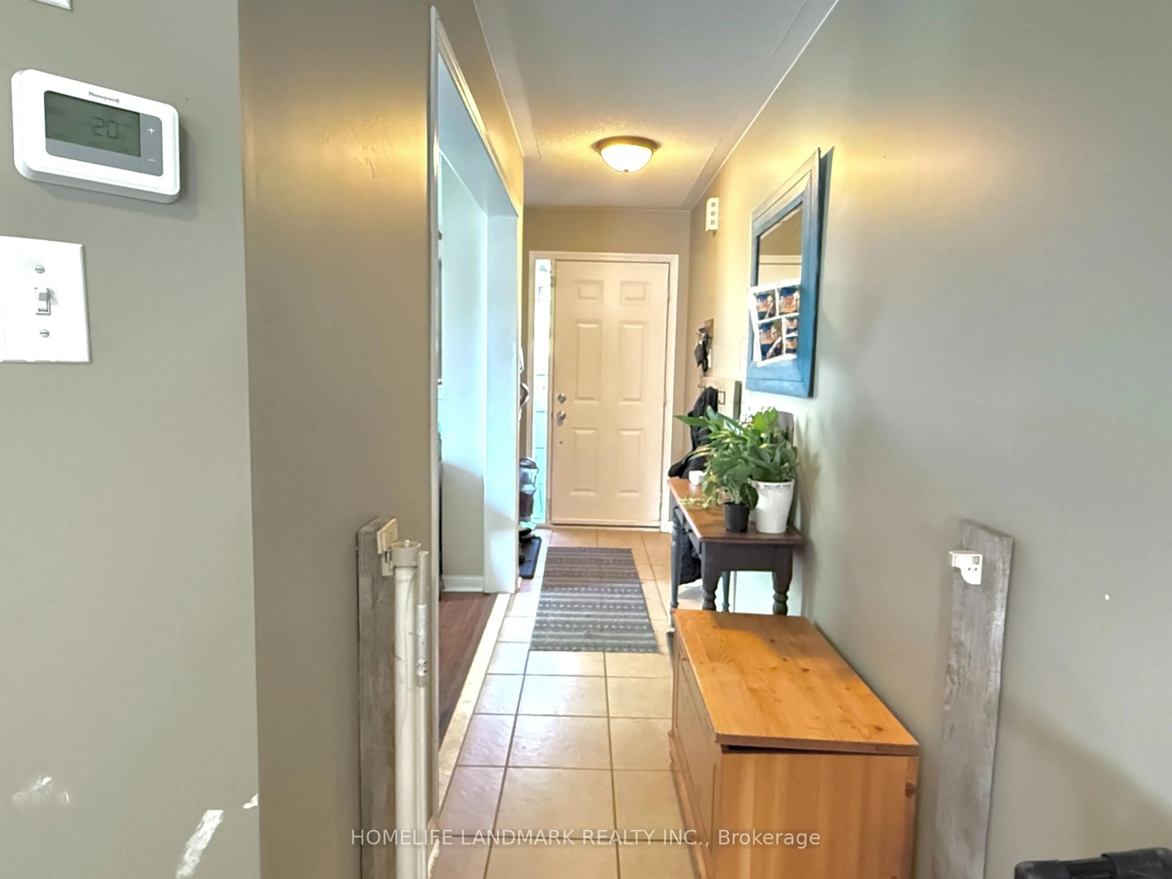 Indoor entryway for 350 Gilpin Dr, Newmarket Ontario L3X 3H2