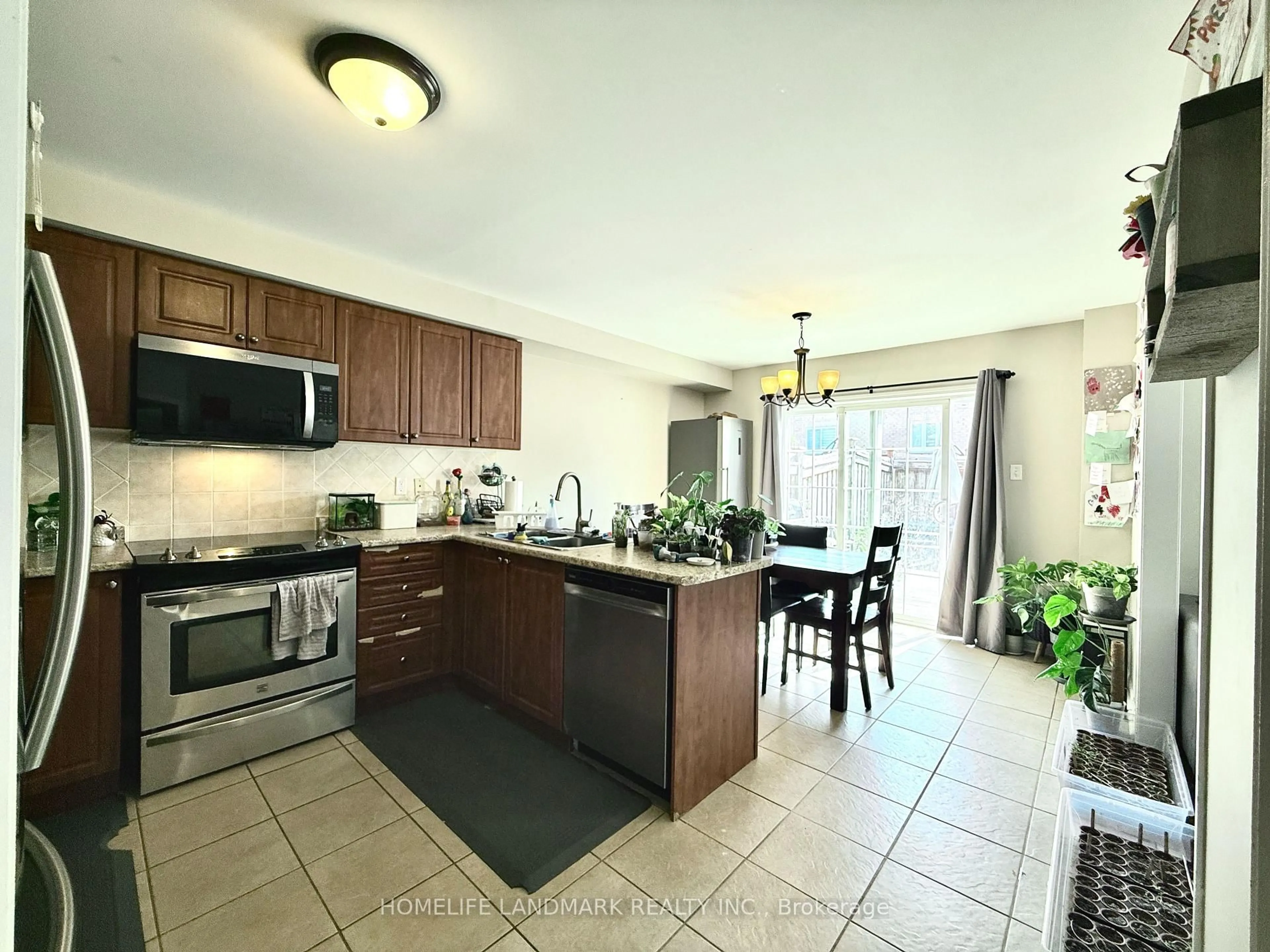Open concept kitchen, ceramic/tile floor for 350 Gilpin Dr, Newmarket Ontario L3X 3H2