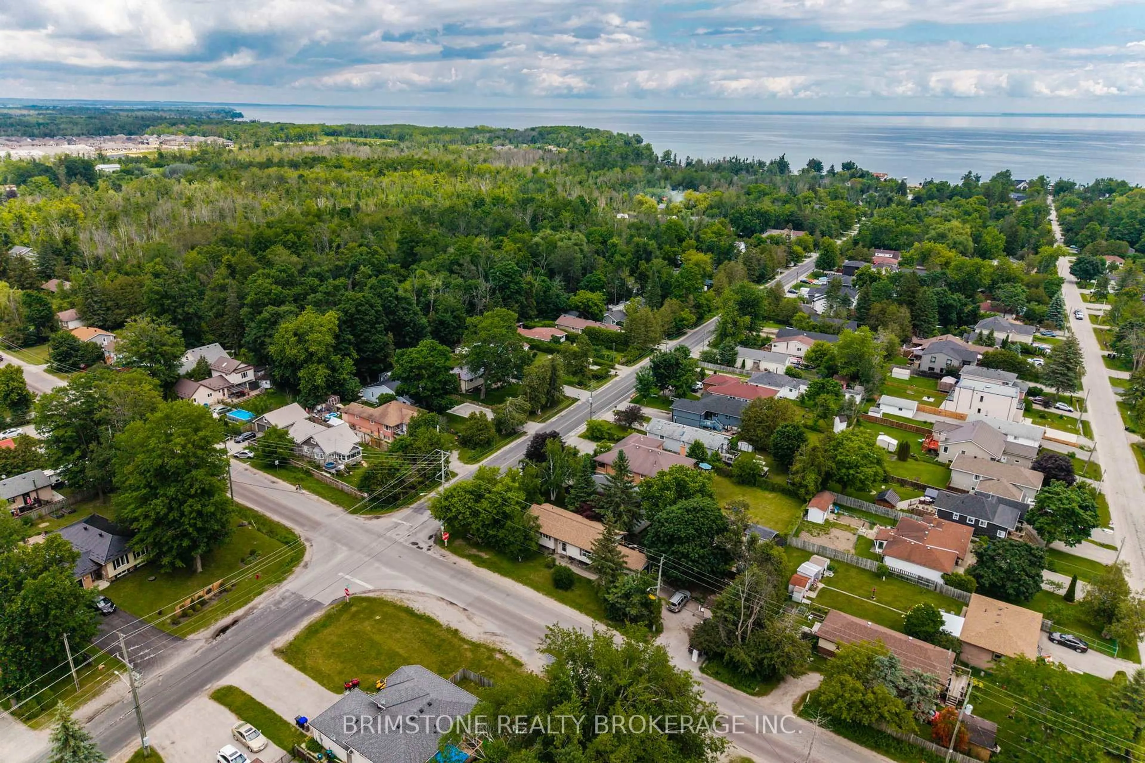 A pic from outside/outdoor area/front of a property/back of a property/a pic from drone, unknown for 2693 25TH Sdrd, Innisfil Ontario L9S 3S9